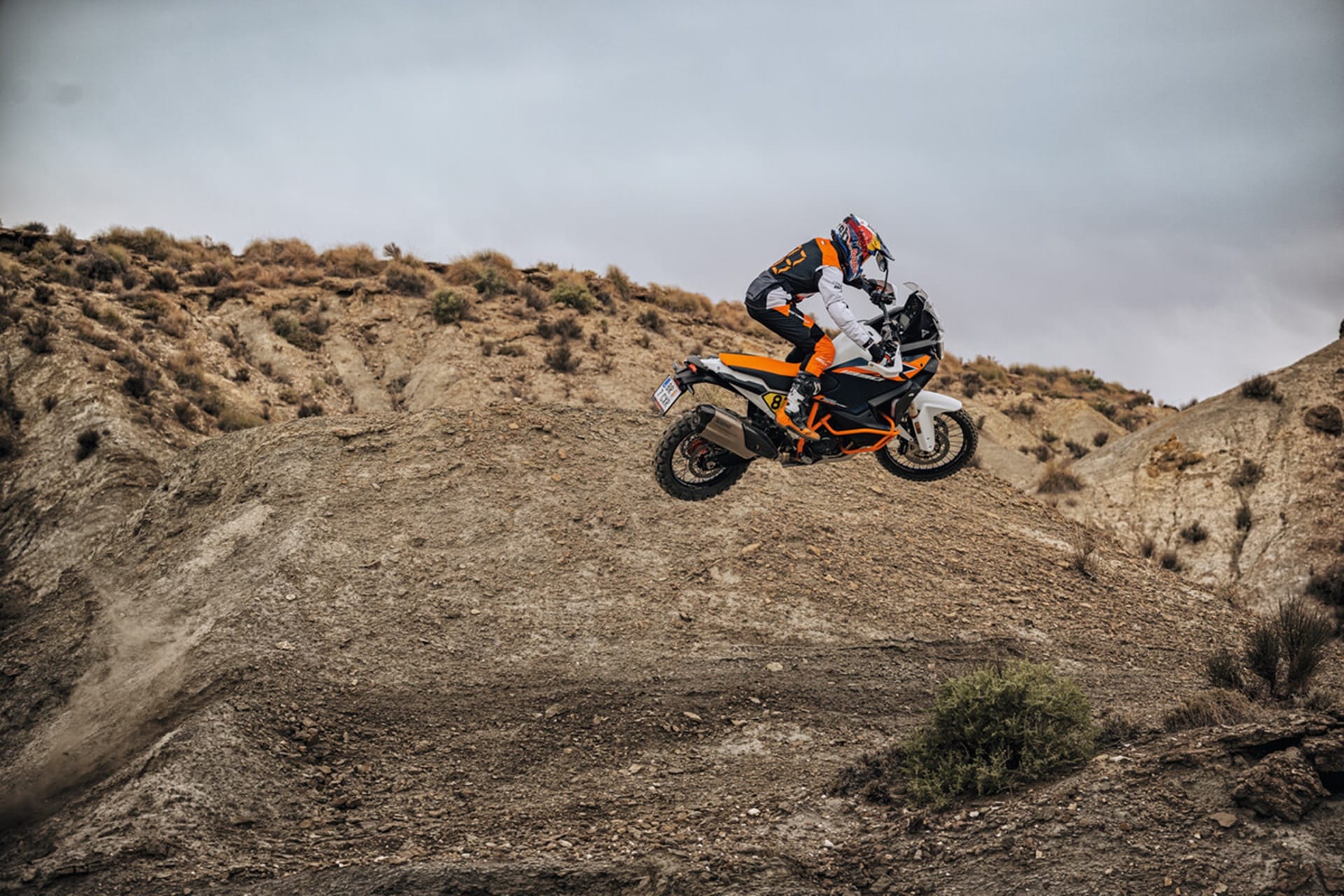 KTM 1390 Super Adventure R 2025: Lista para buscar de terrenos nuevos e inexplorados