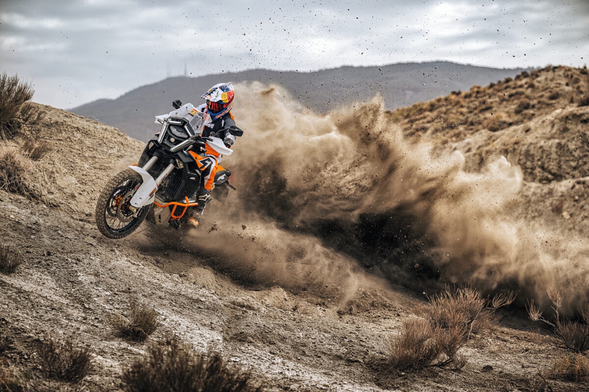 KTM 1390 Super Adventure R 2025: Lista para buscar de terrenos nuevos e inexplorados