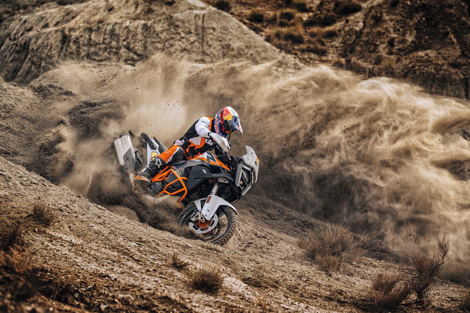 KTM 1390 Super Adventure R 2025: Lista para buscar de terrenos nuevos e inexplorados