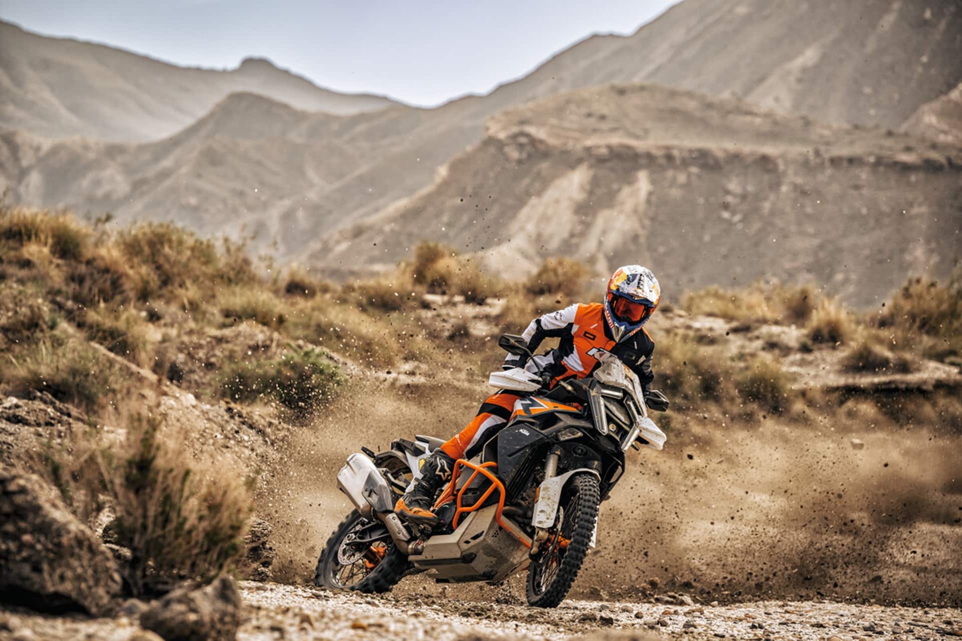 KTM 1390 Super Adventure R 2025: Lista para buscar de terrenos nuevos e inexplorados