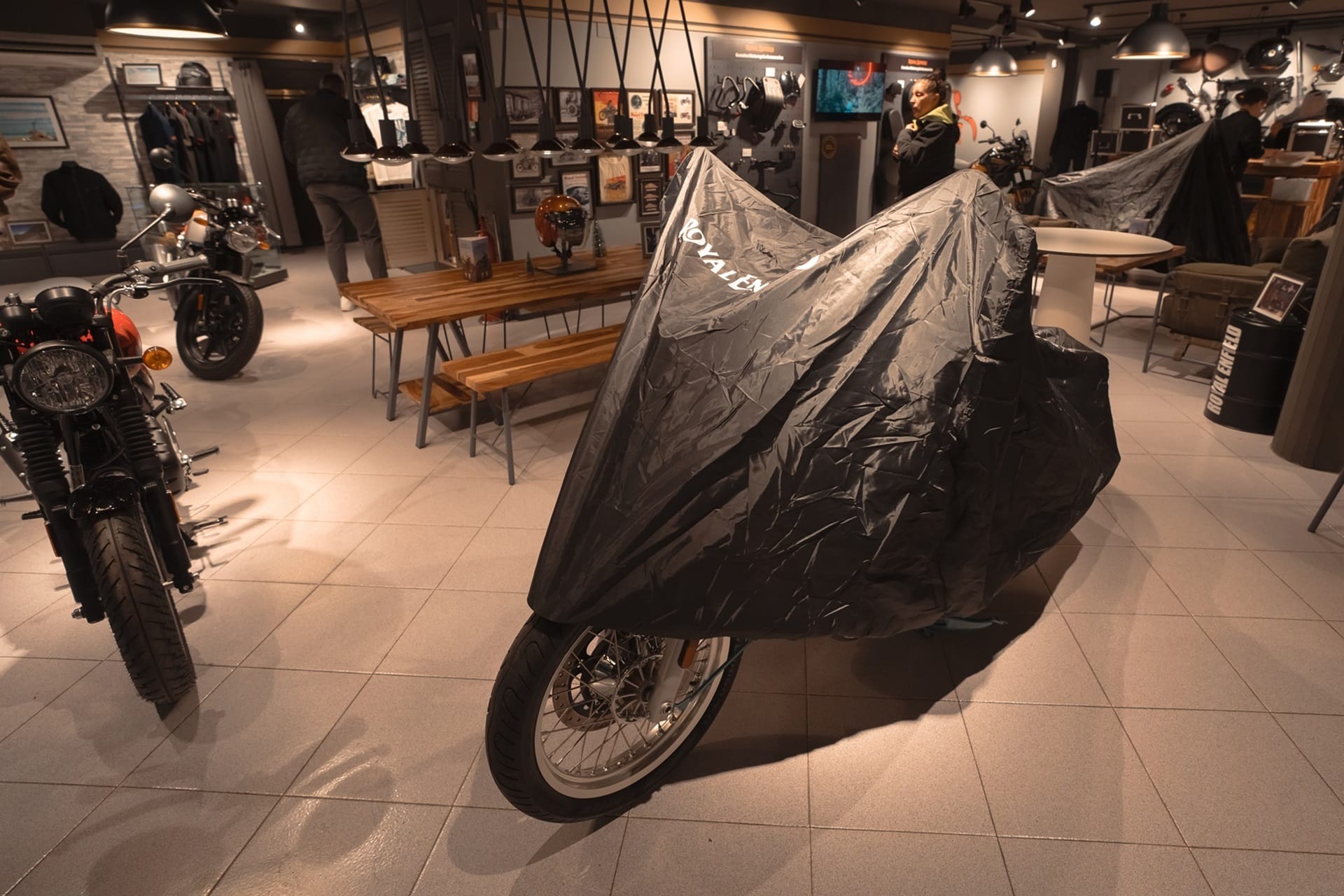 Royal Enfield inaugura RE Tecnimoto en Figueres, su nueva Concept Store de referencia en la zona