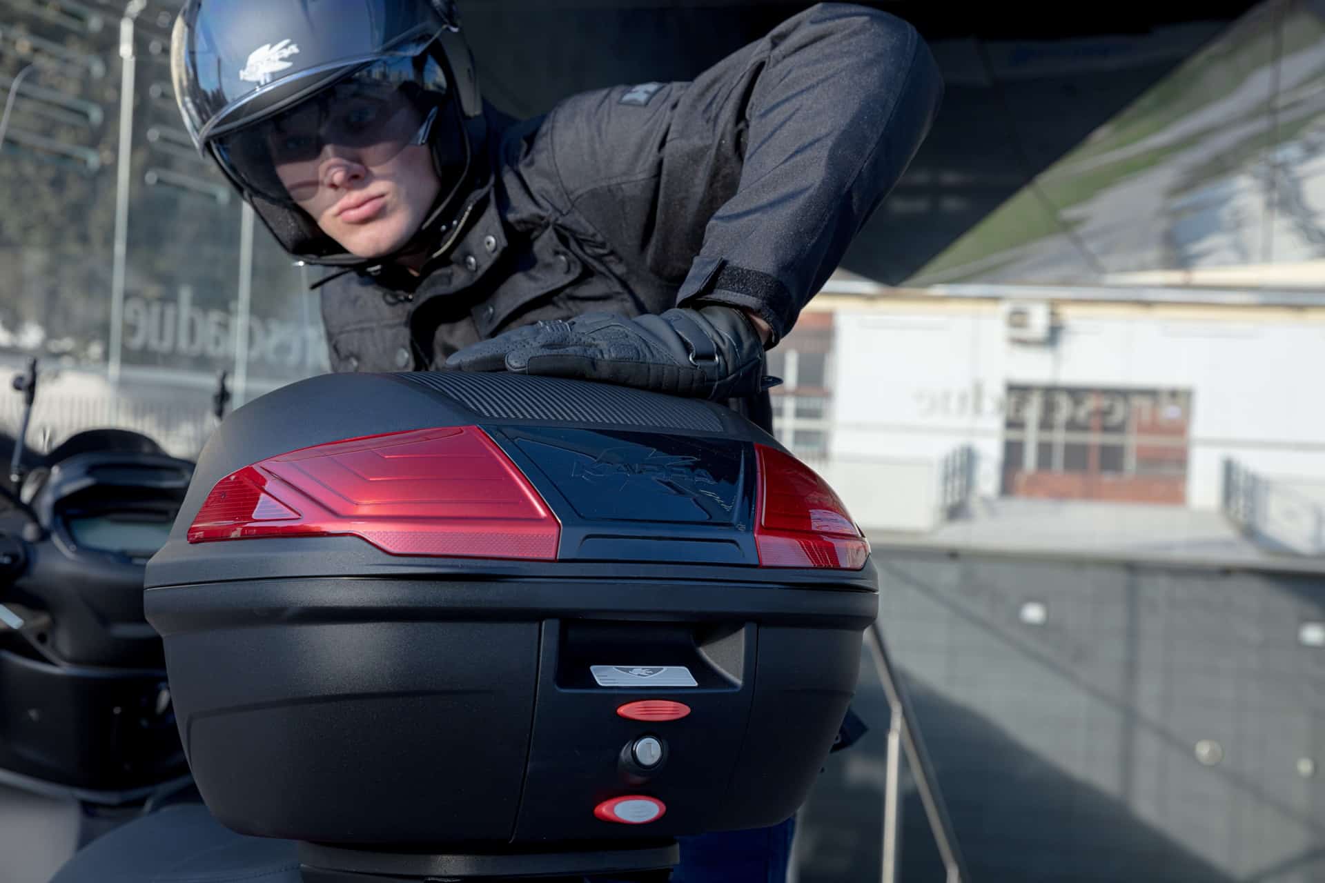 Kappa presenta sus nuevos baúles K400 y K466: Elegancia y practicidad para el segmento scooter
