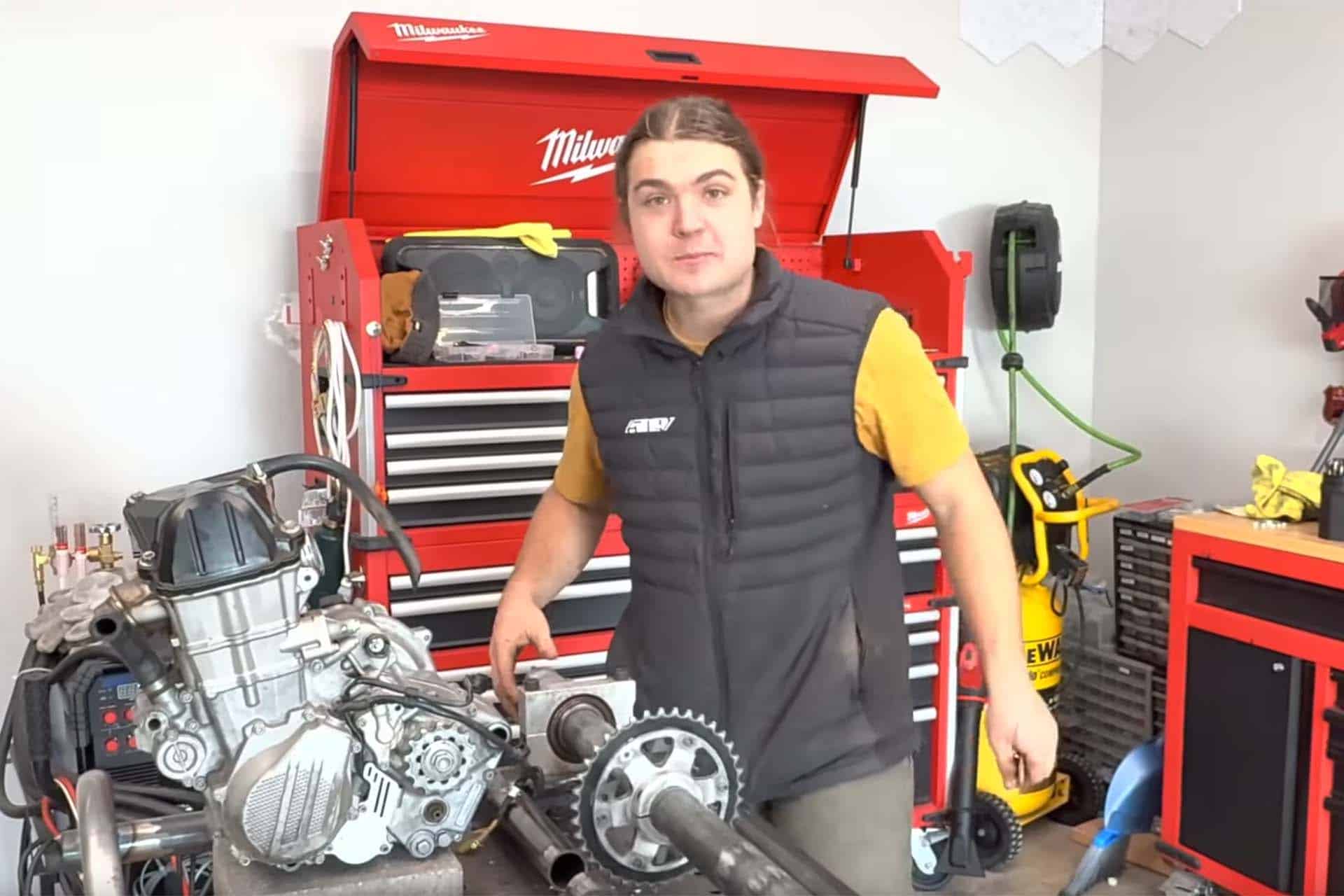 El motor transmite la fuerza al eje por cadena