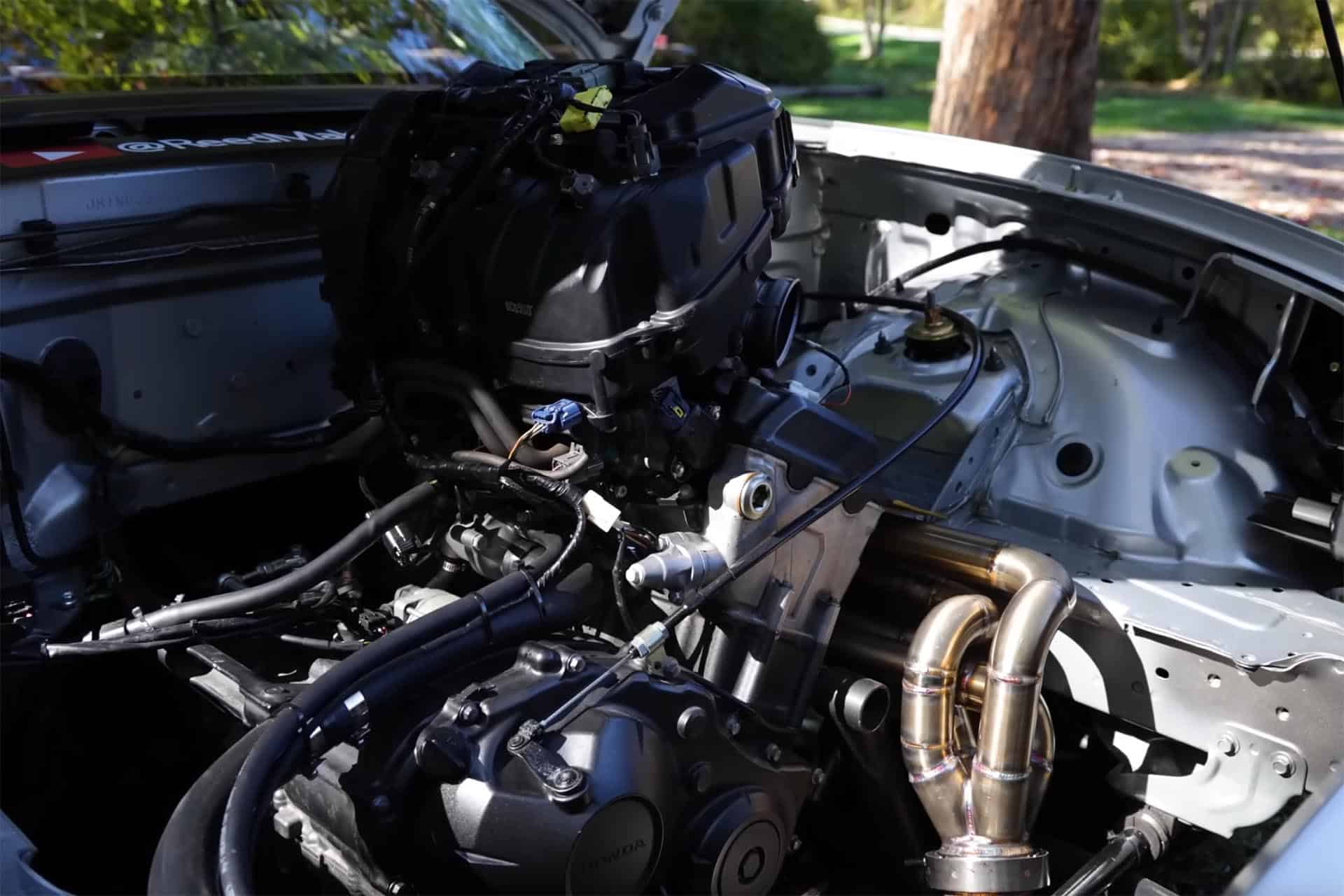 El trabajo para que el motor de la CBR encaje a la perfección ha sido espectacular