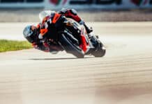 Acosta se vistió oficialmente de KTM en los test de Barcelona