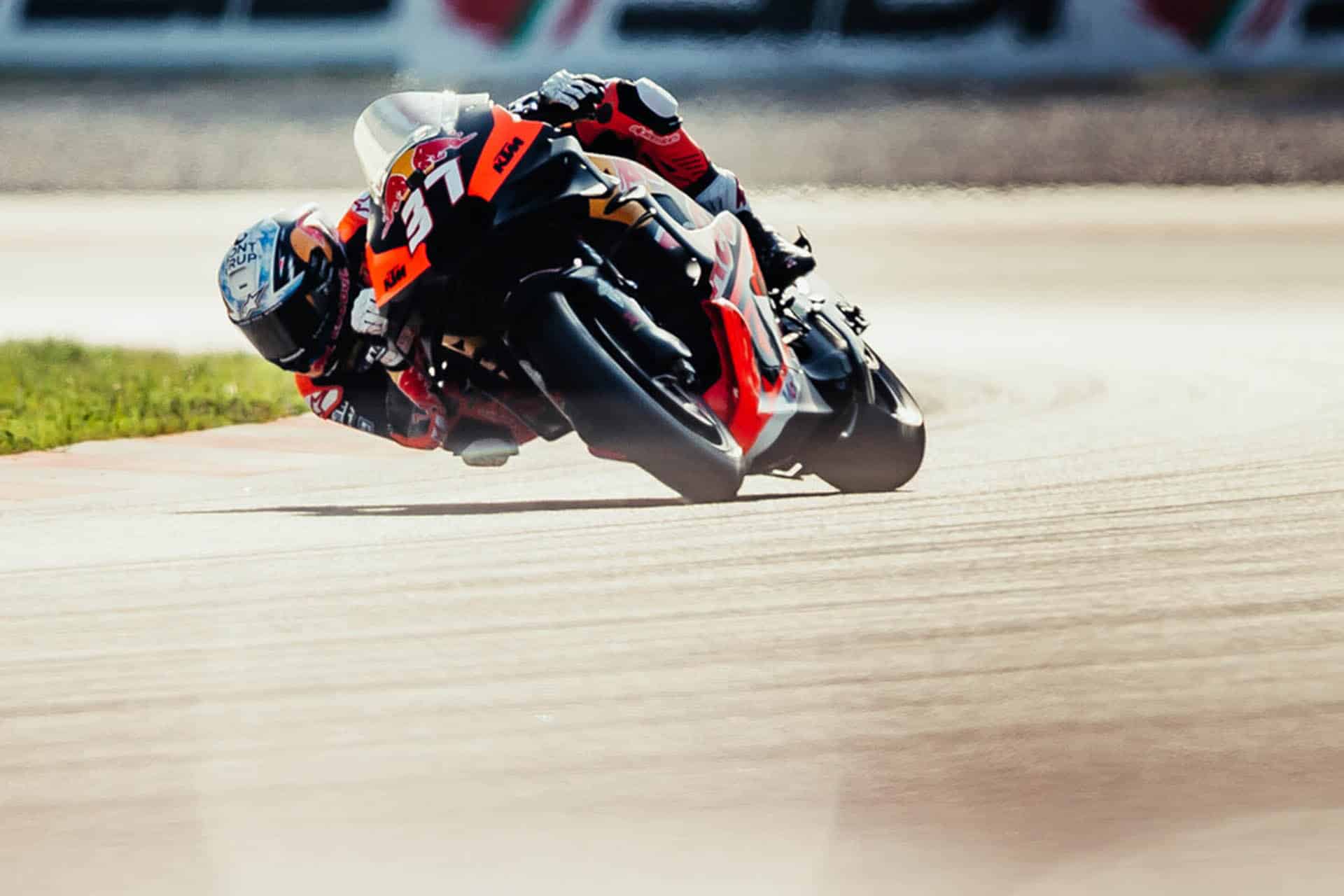 Acosta se vistió oficialmente de KTM en los test de Barcelona