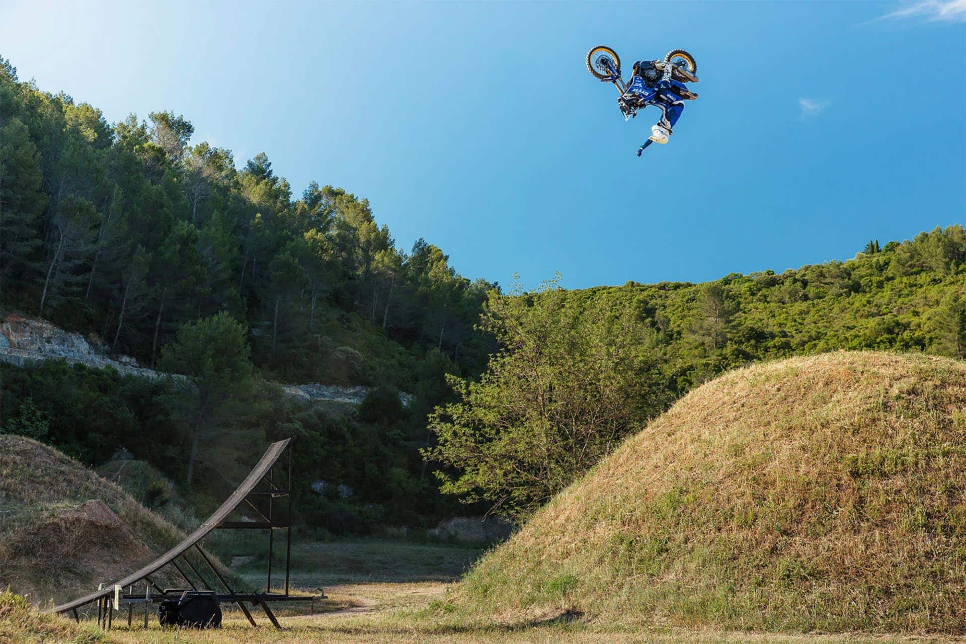 Con un backflip no era suficiente, había que complicarlo con un “no hands”