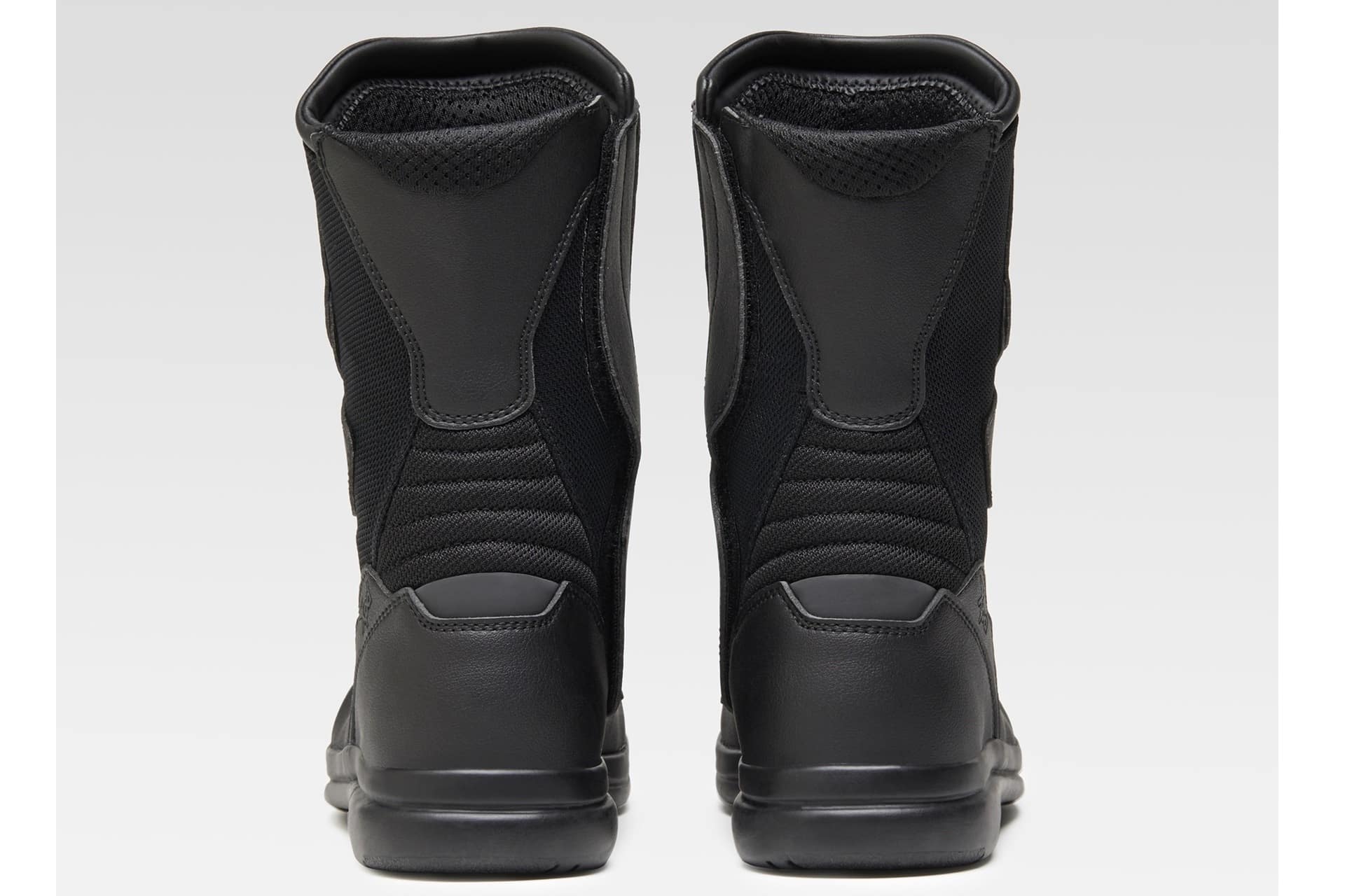 Gama de botas H2OUT de XPD: Cuando la humedad y el agua dejan de ser un inconveniente para montar en moto