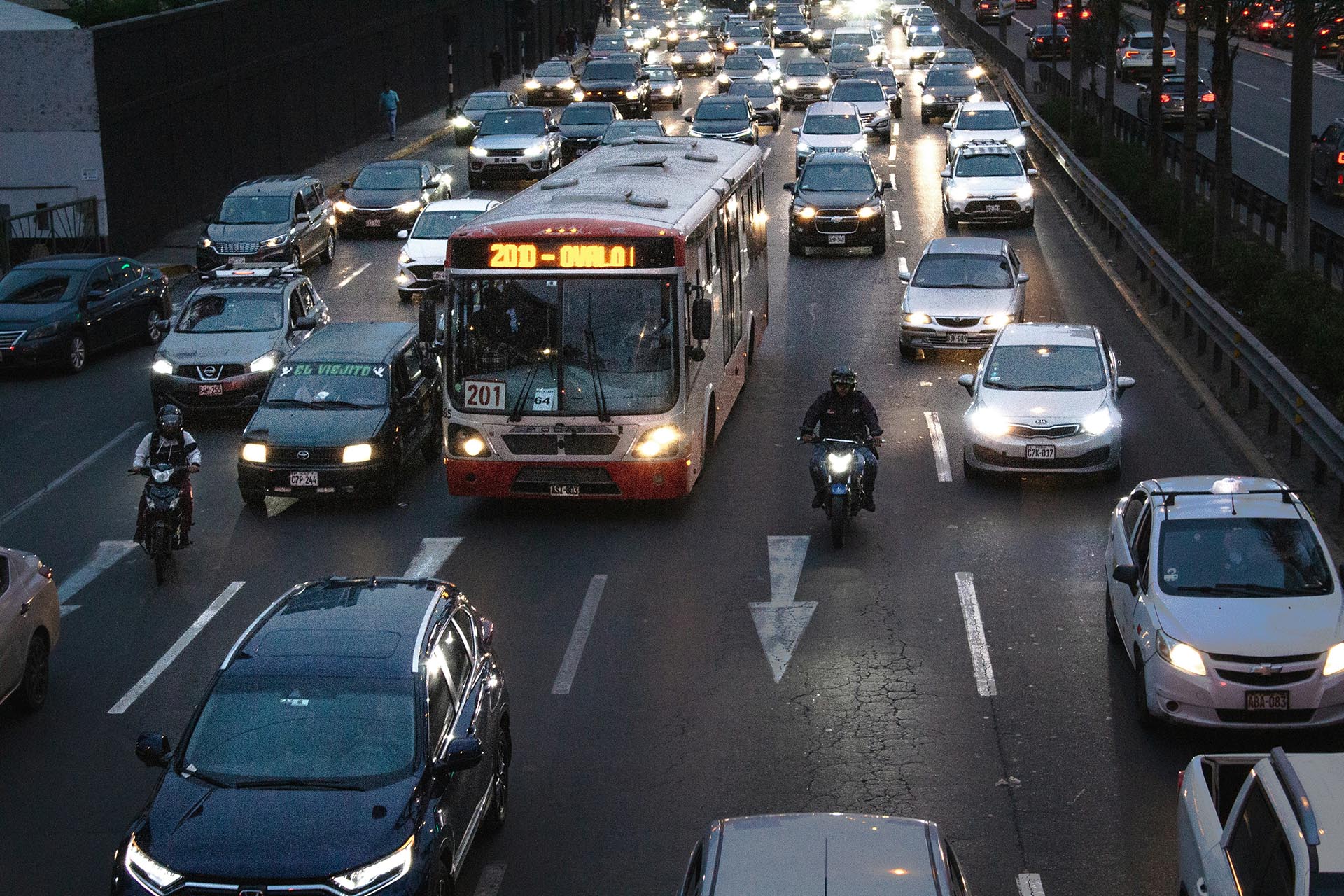 Al año se pierden cientos de miles de horas productivas en atascos