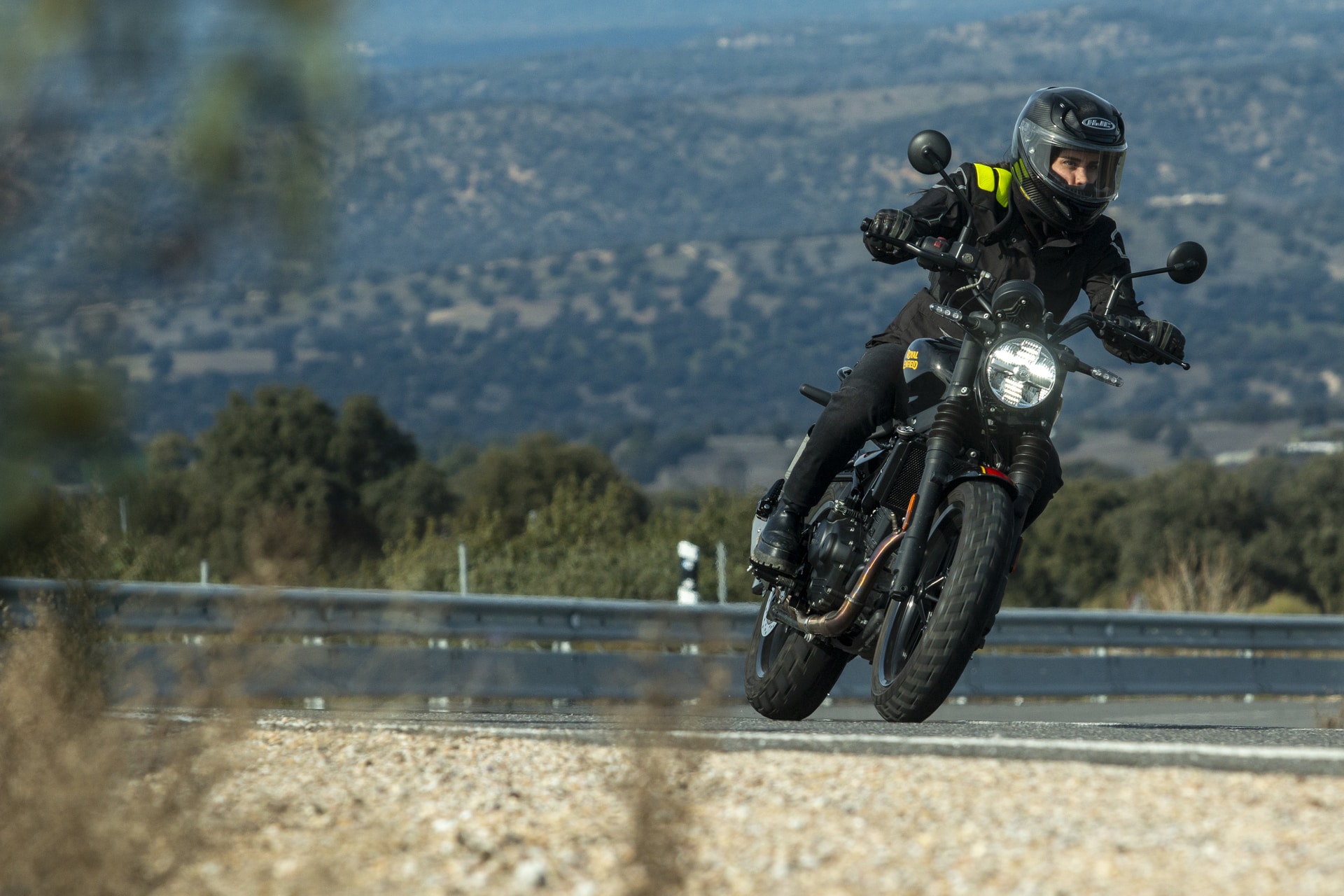 Comparativa Triumph Speed 400 vs Royal Enfield Guerrilla 450