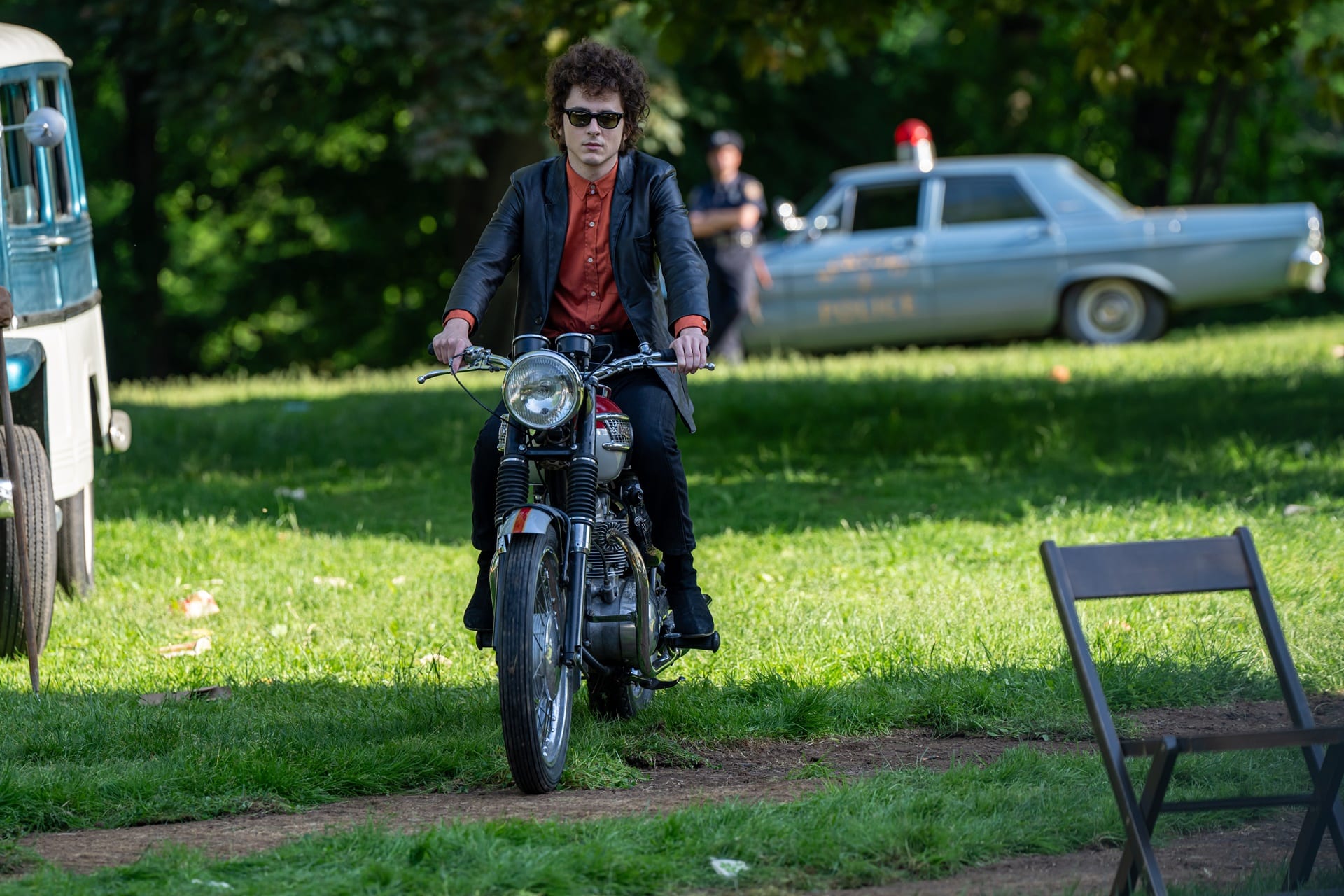 "A Complete Unknown": La Bonneville T100 acompaña a Dylan en su meteórica carrera musical