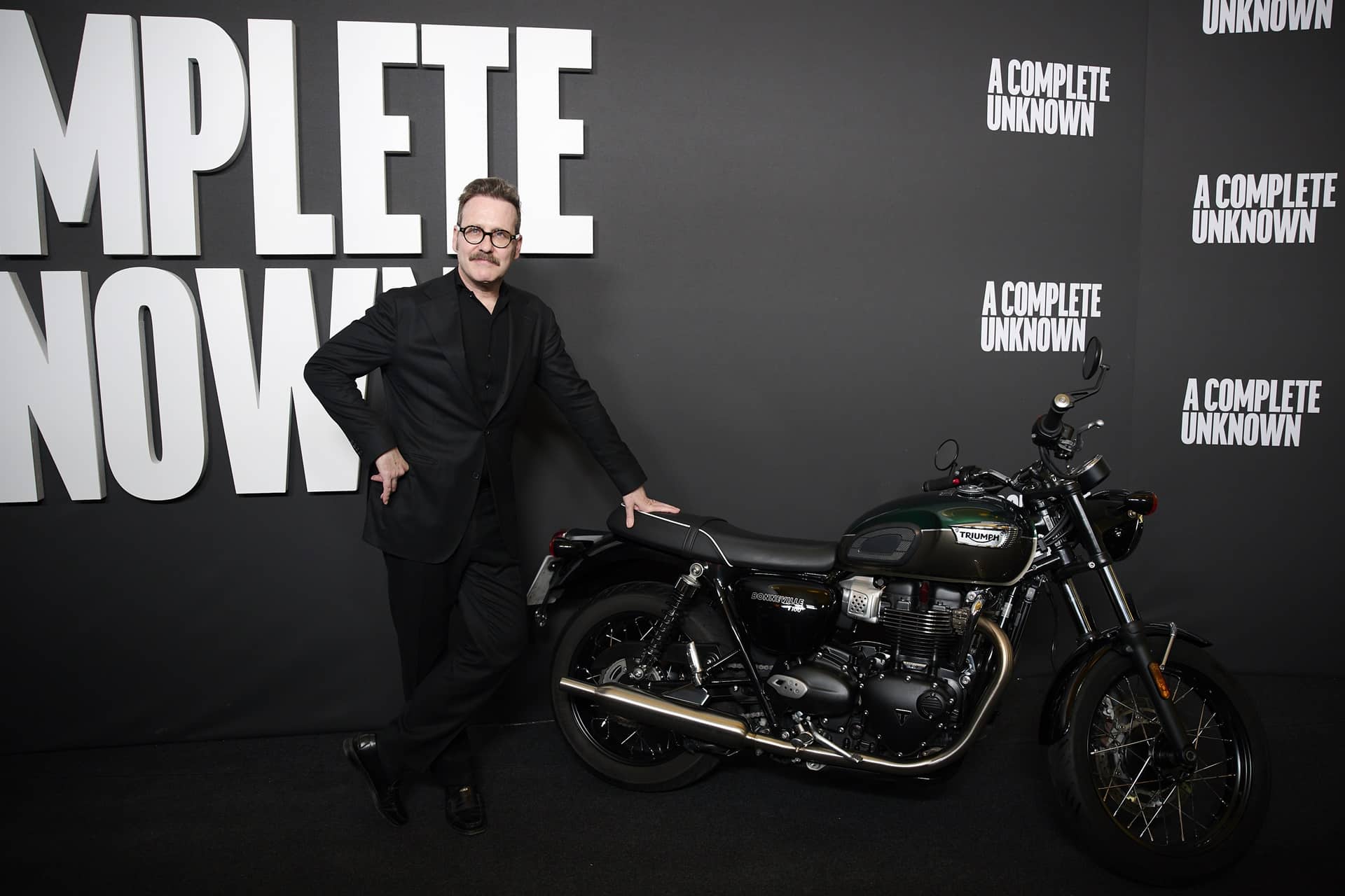 "A Complete Unknown": La Bonneville T100 acompaña a Dylan en su meteórica carrera musical