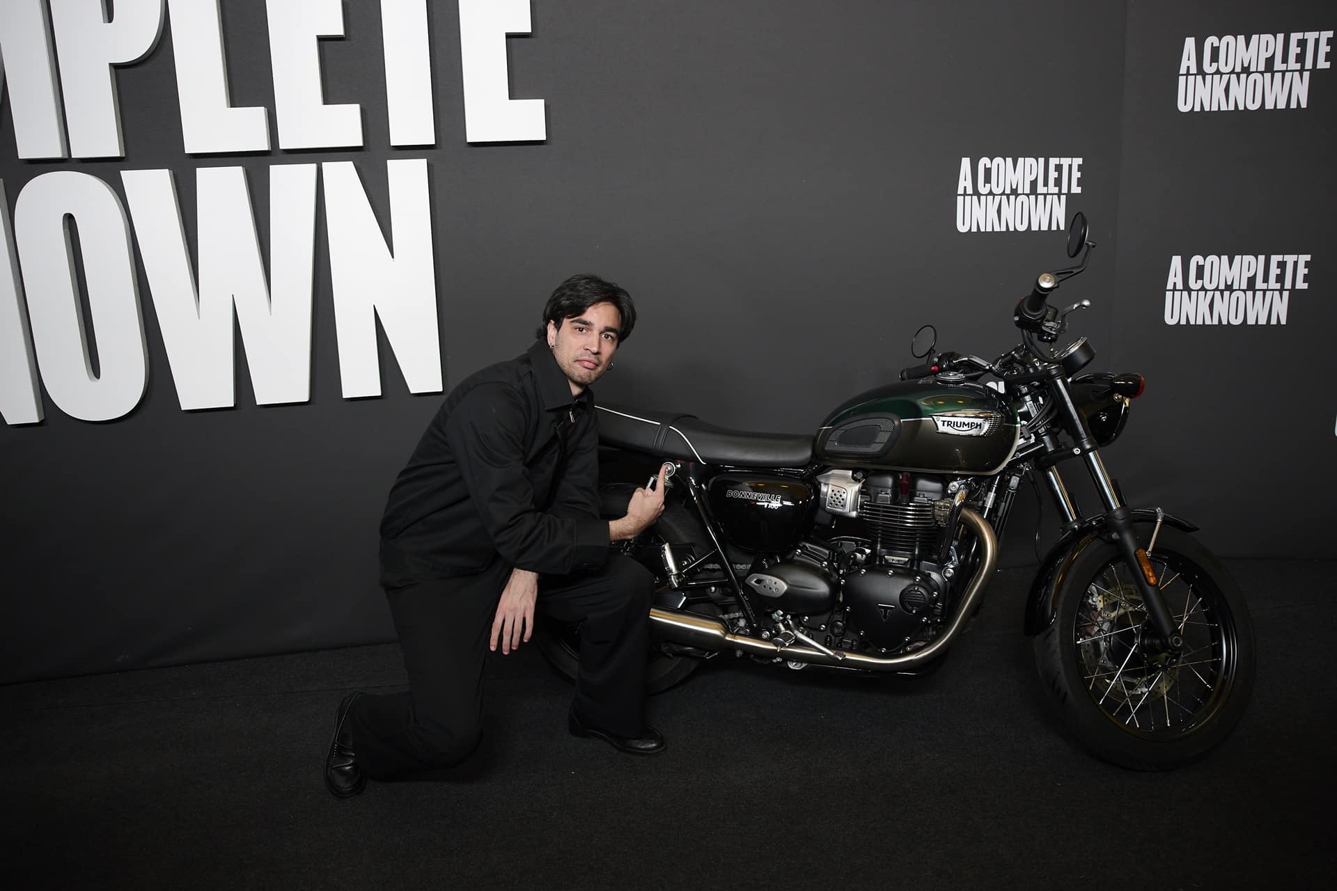"A Complete Unknown": La Bonneville T100 acompaña a Dylan en su meteórica carrera musical