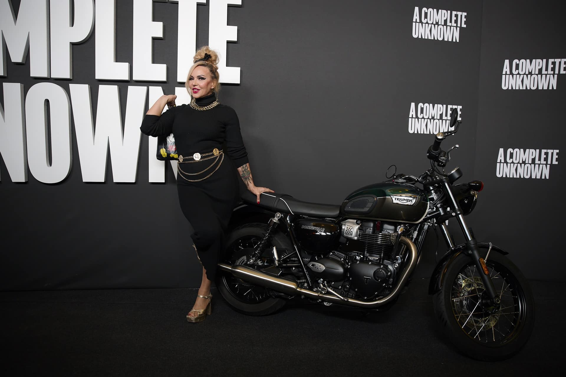 "A Complete Unknown": La Bonneville T100 acompaña a Dylan en su meteórica carrera musical