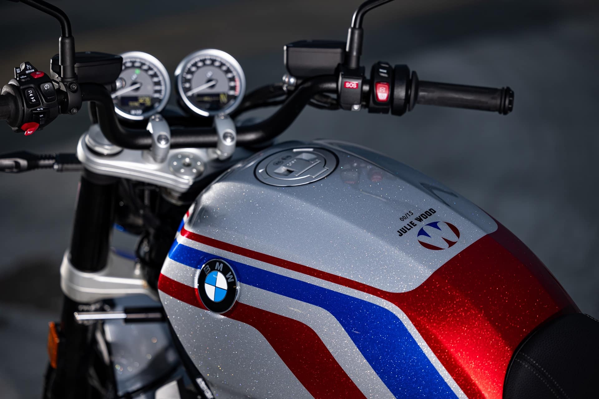 BMW lanza la edición limitada R 12 Julie Wood pintada con los colores que luce la heroína francesa en sus motos