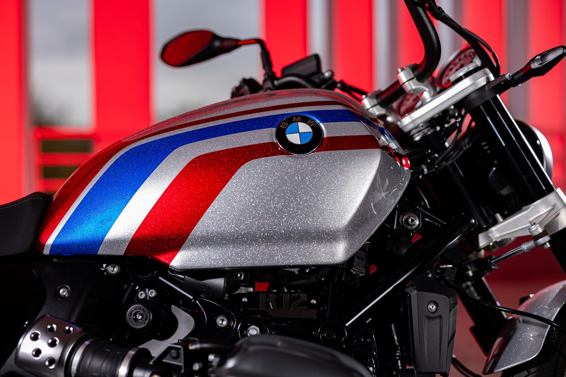 BMW lanza la edición limitada R 12 Julie Wood pintada con los colores que luce la heroína francesa en sus motos