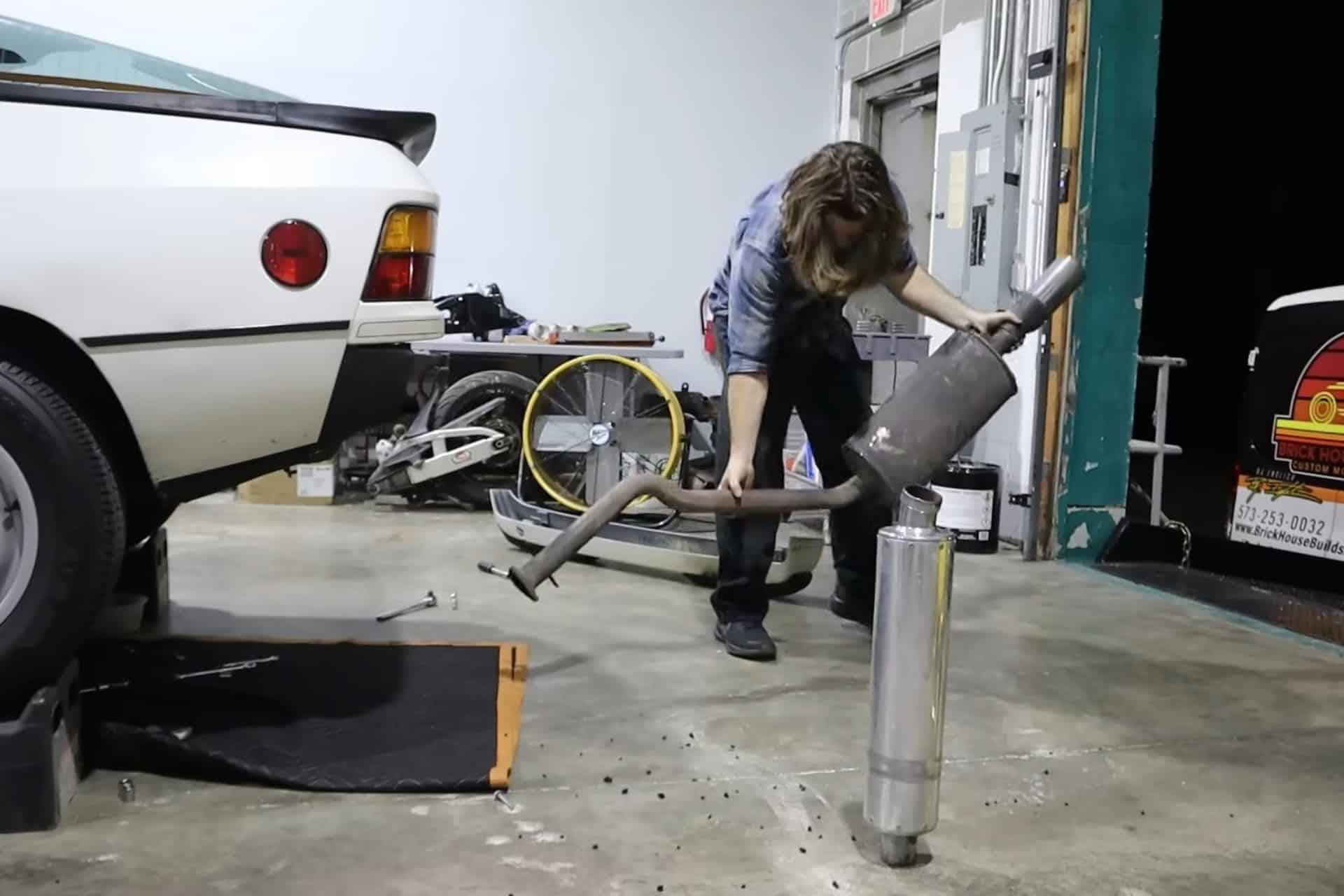 Porsche 924s con escape de moto