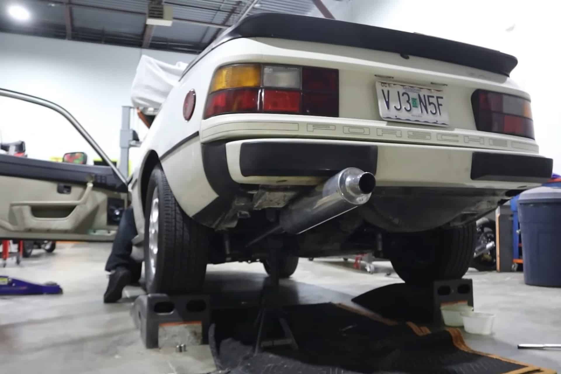 Porsche 924s con escape de moto