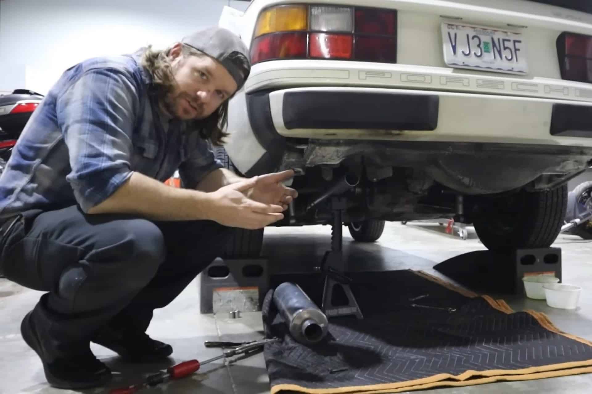 Porsche 924s con escape de moto