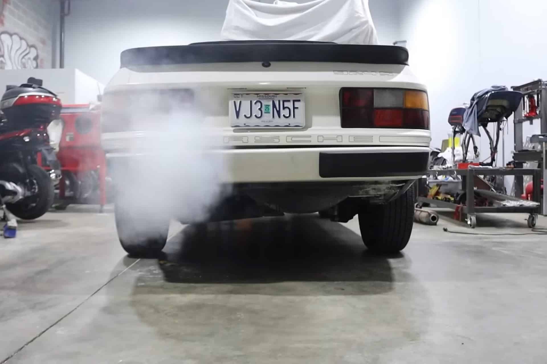 Porsche 924s con escape de moto