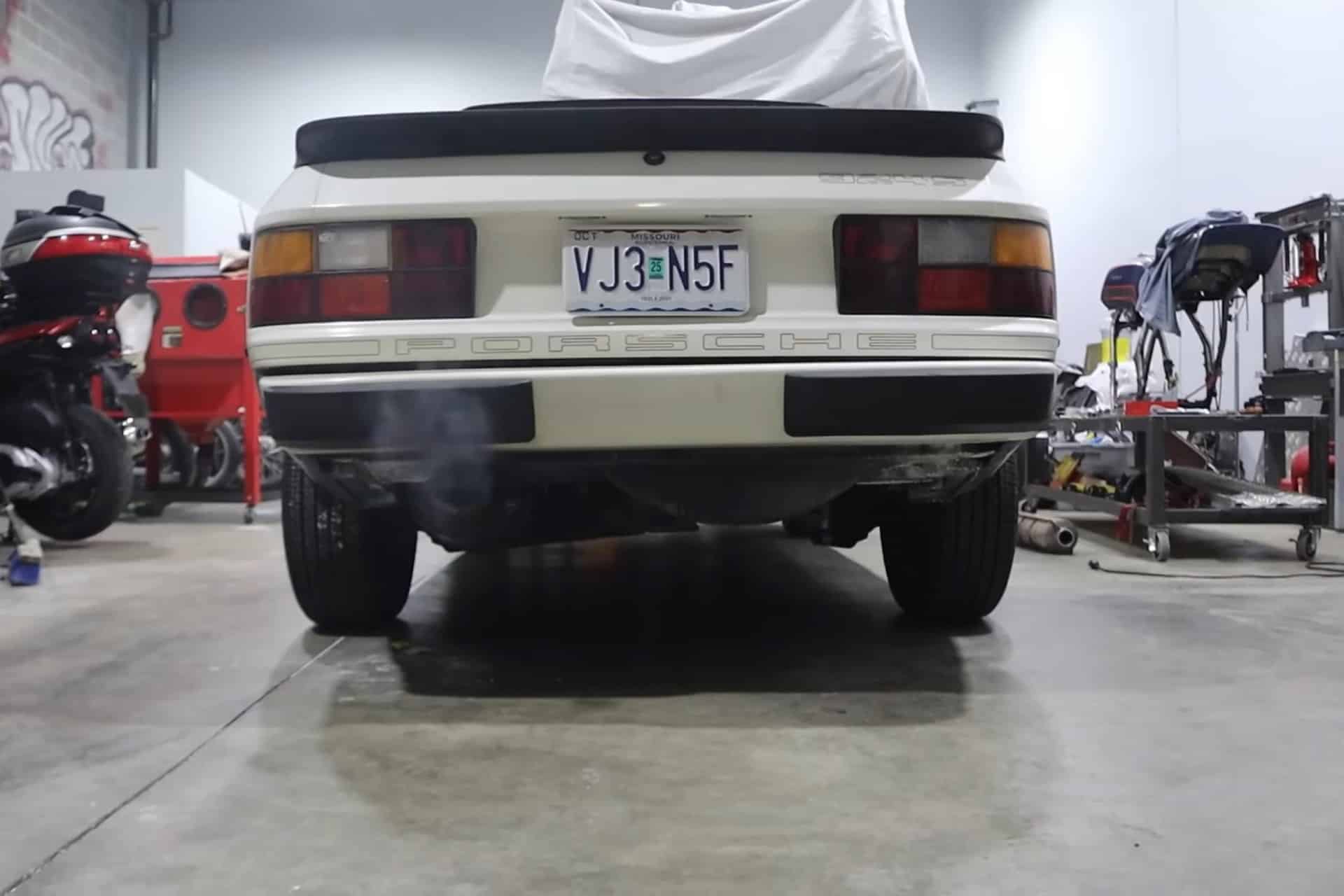 Porsche 924s con escape de moto