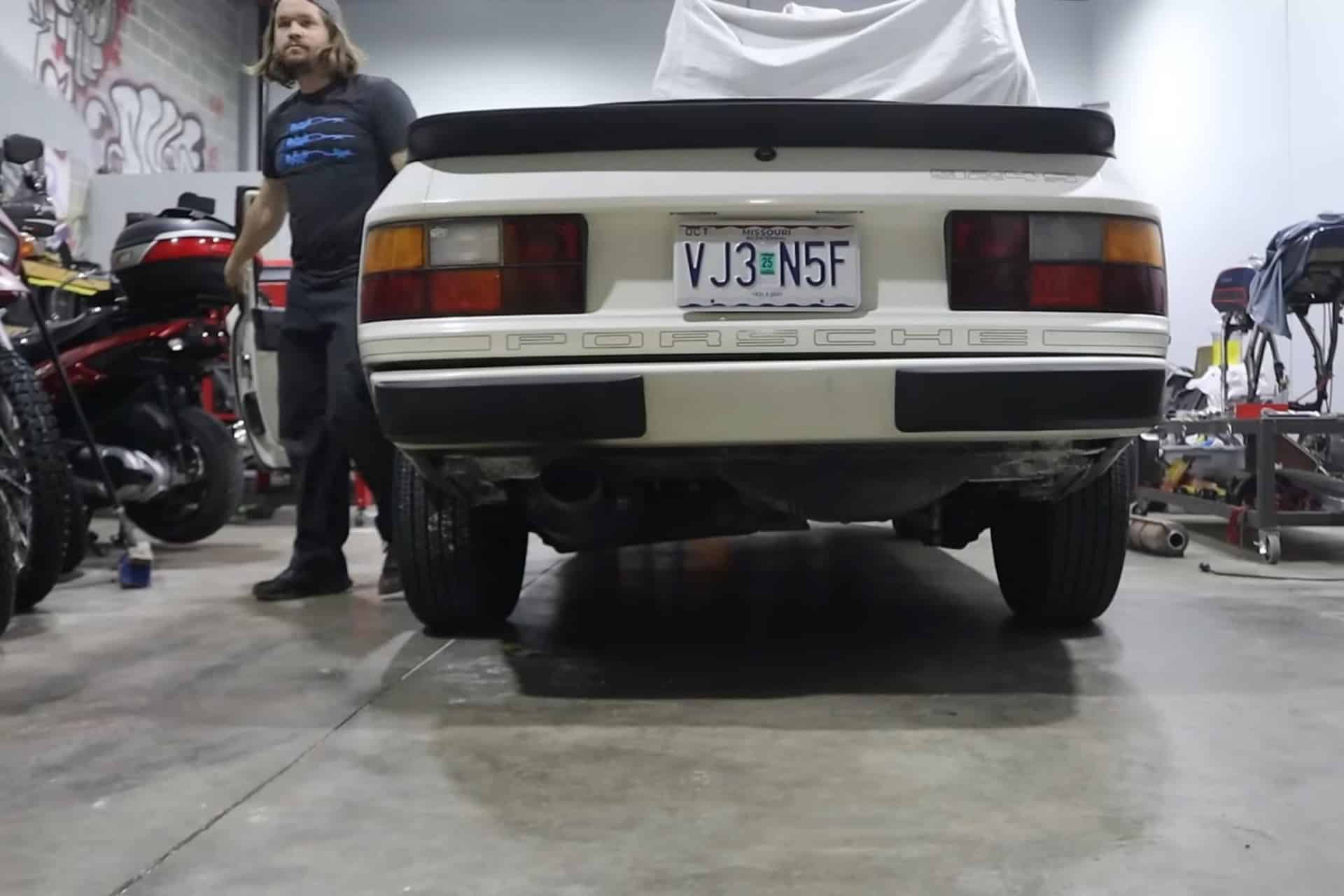 Porsche 924s con escape de moto