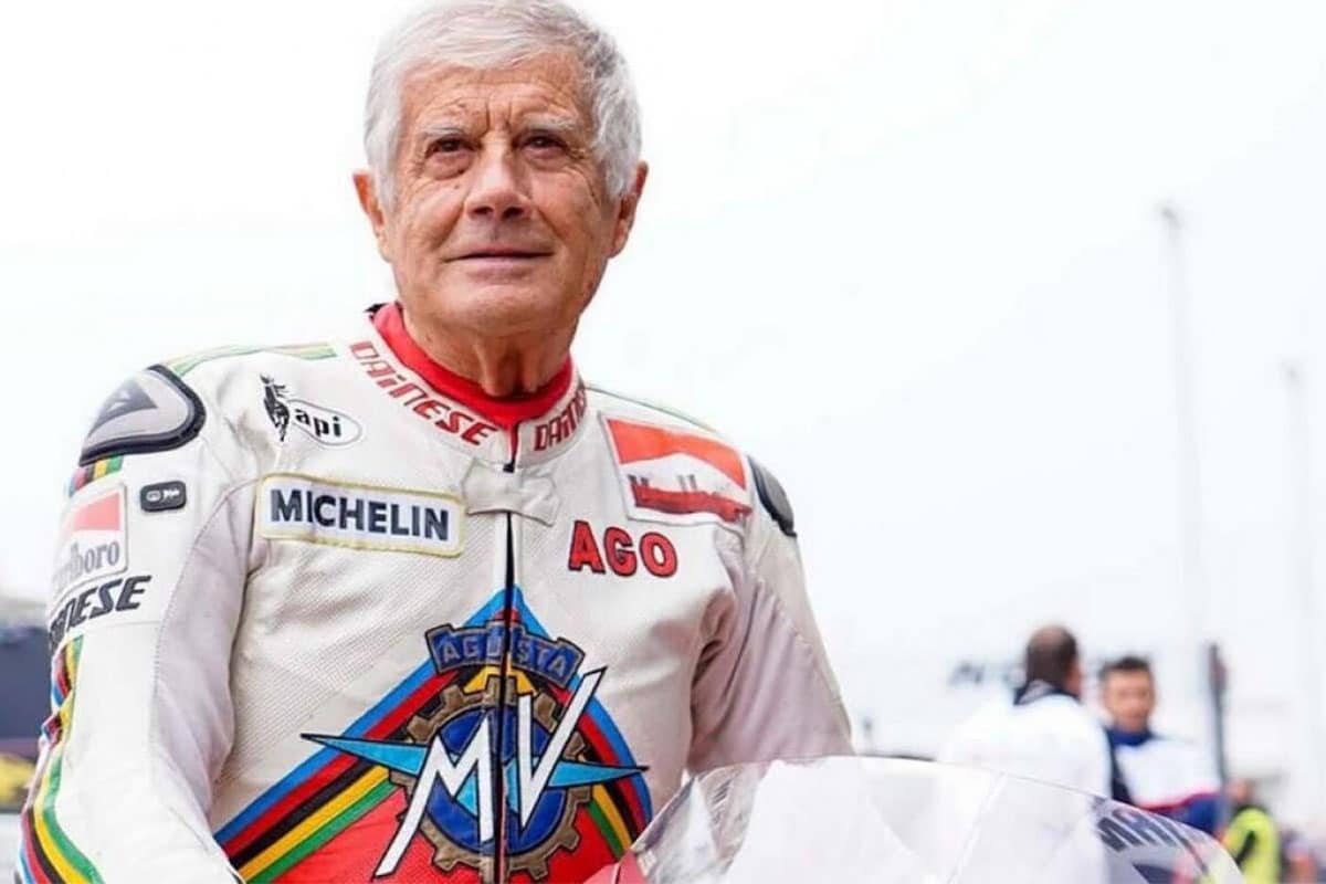 Cuando puede, “Mino” se enfunda su mono y sale a dar gas