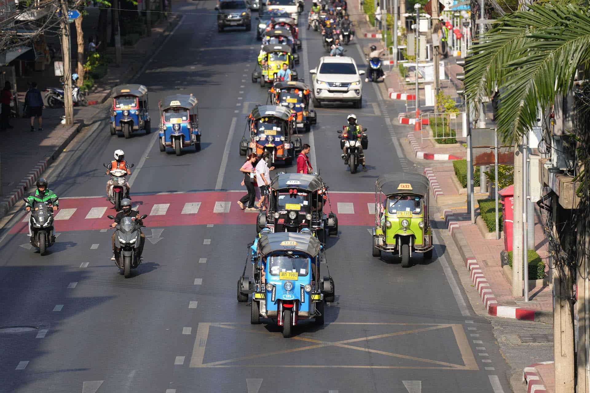 Los tuk-tuks transportaron las motos por las calles de Bangkok
