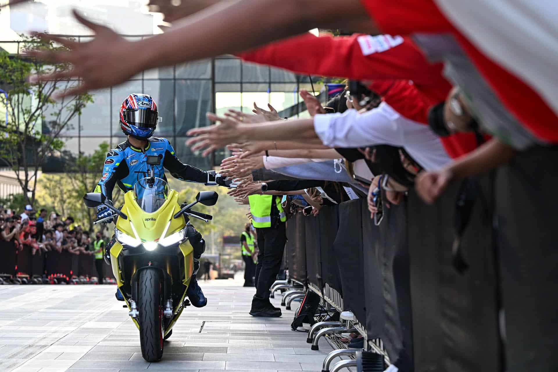 Los pilotos recibieron un baño de masas