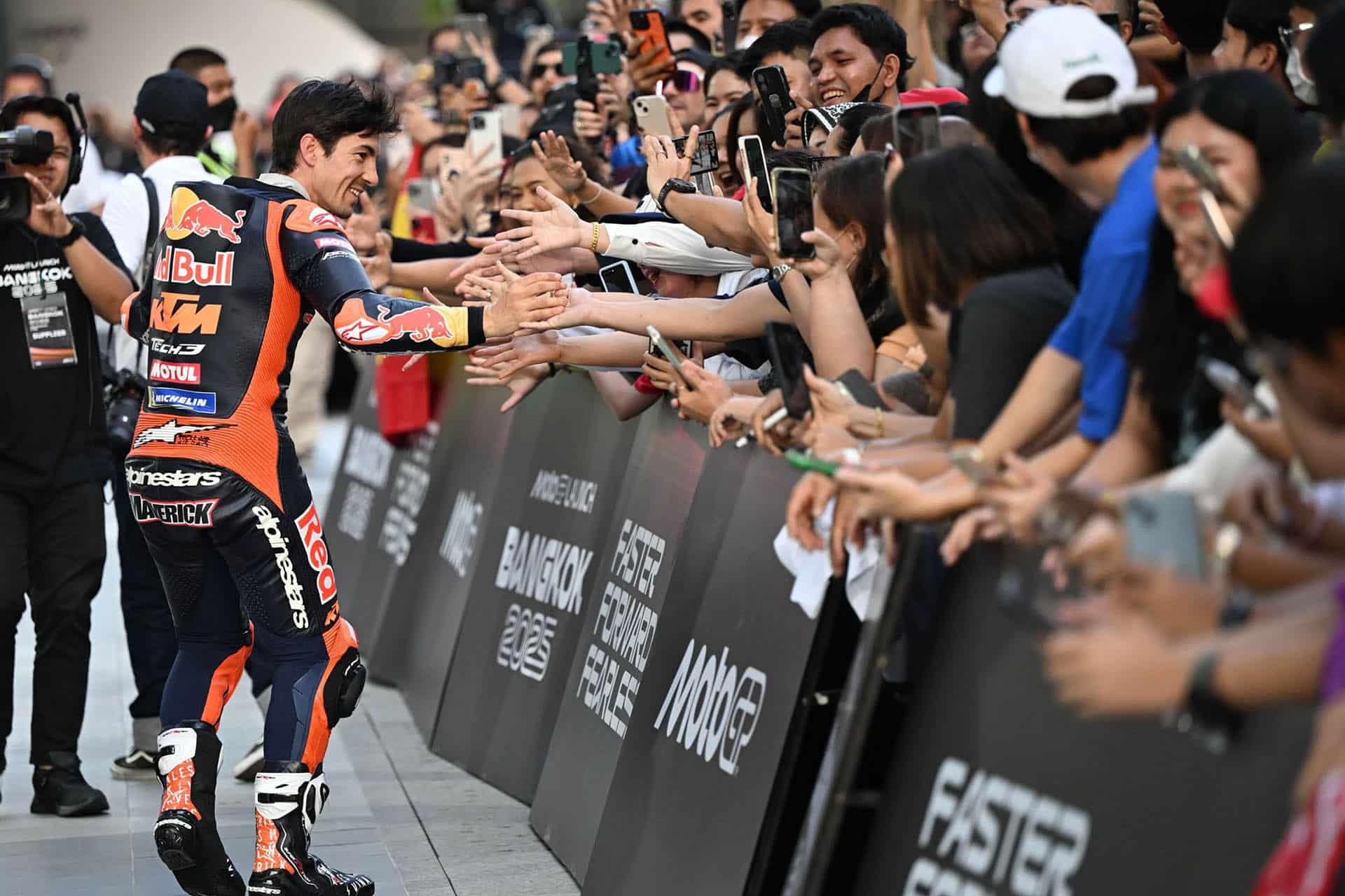 A moto, en pie, en el aeropuerto… este fin de semana han sido más estrellas que nunca