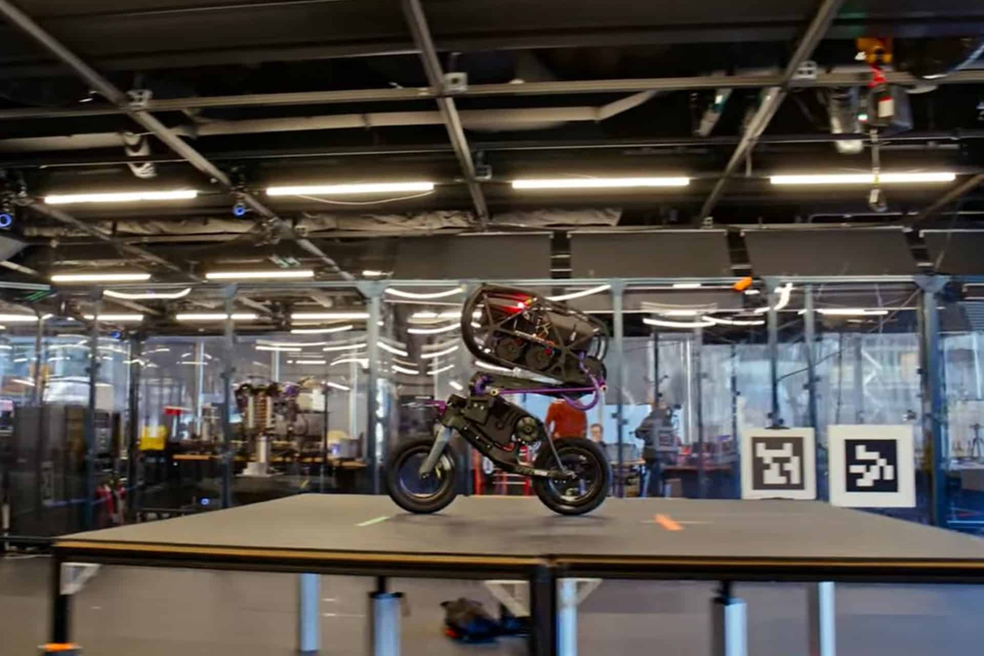 Así se entrena a un robot para que aprenda a hacer piruetas en moto