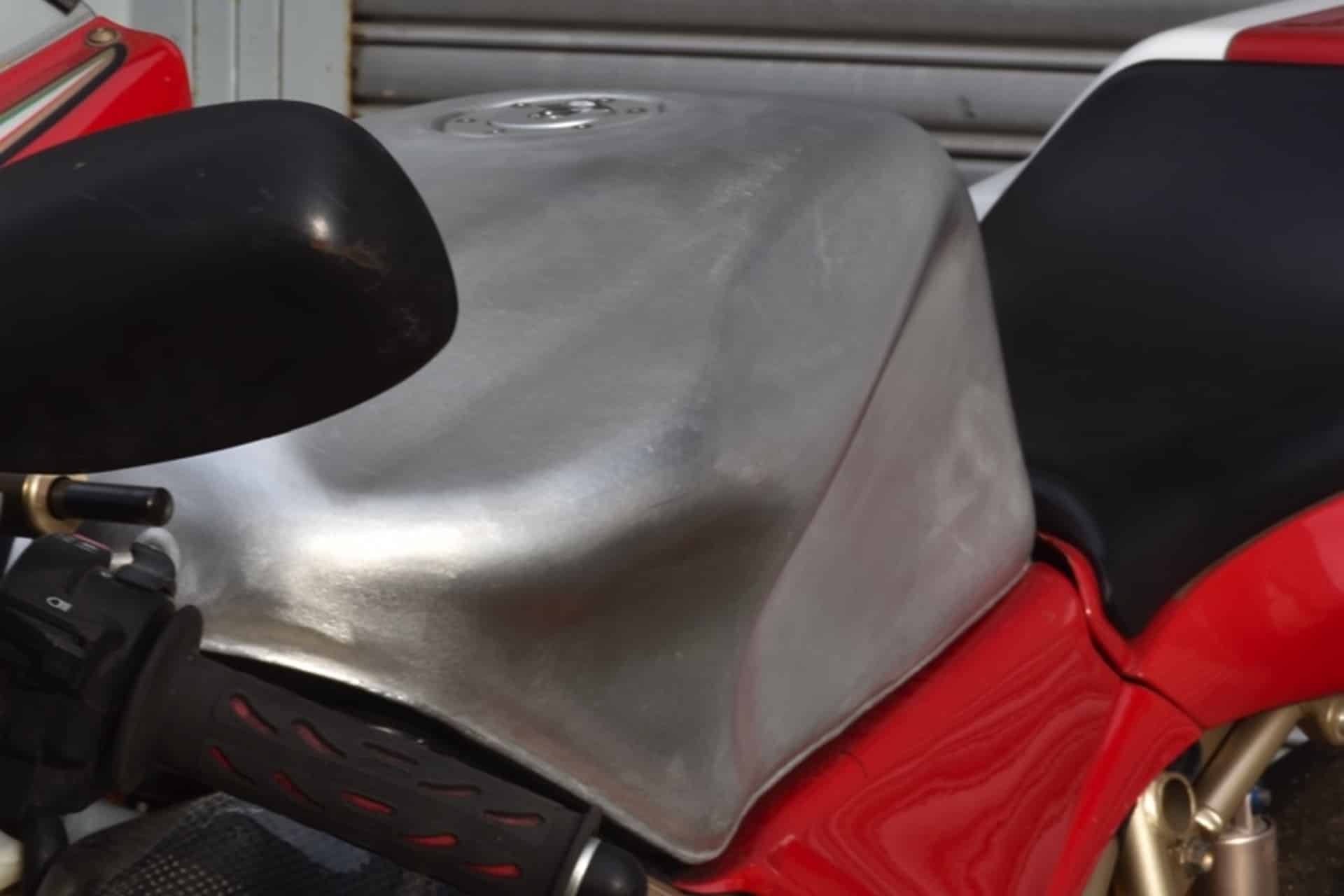 Tu Ducati 916 se merece equipar un depósito de combustible de ETTO Motorcycles