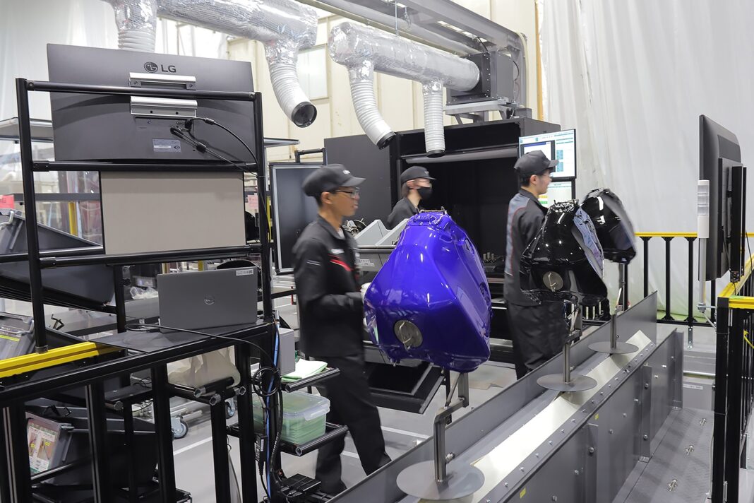 Yamaha establece la primera línea de pintura neutra en carbono en la fábrica principal de Iwata