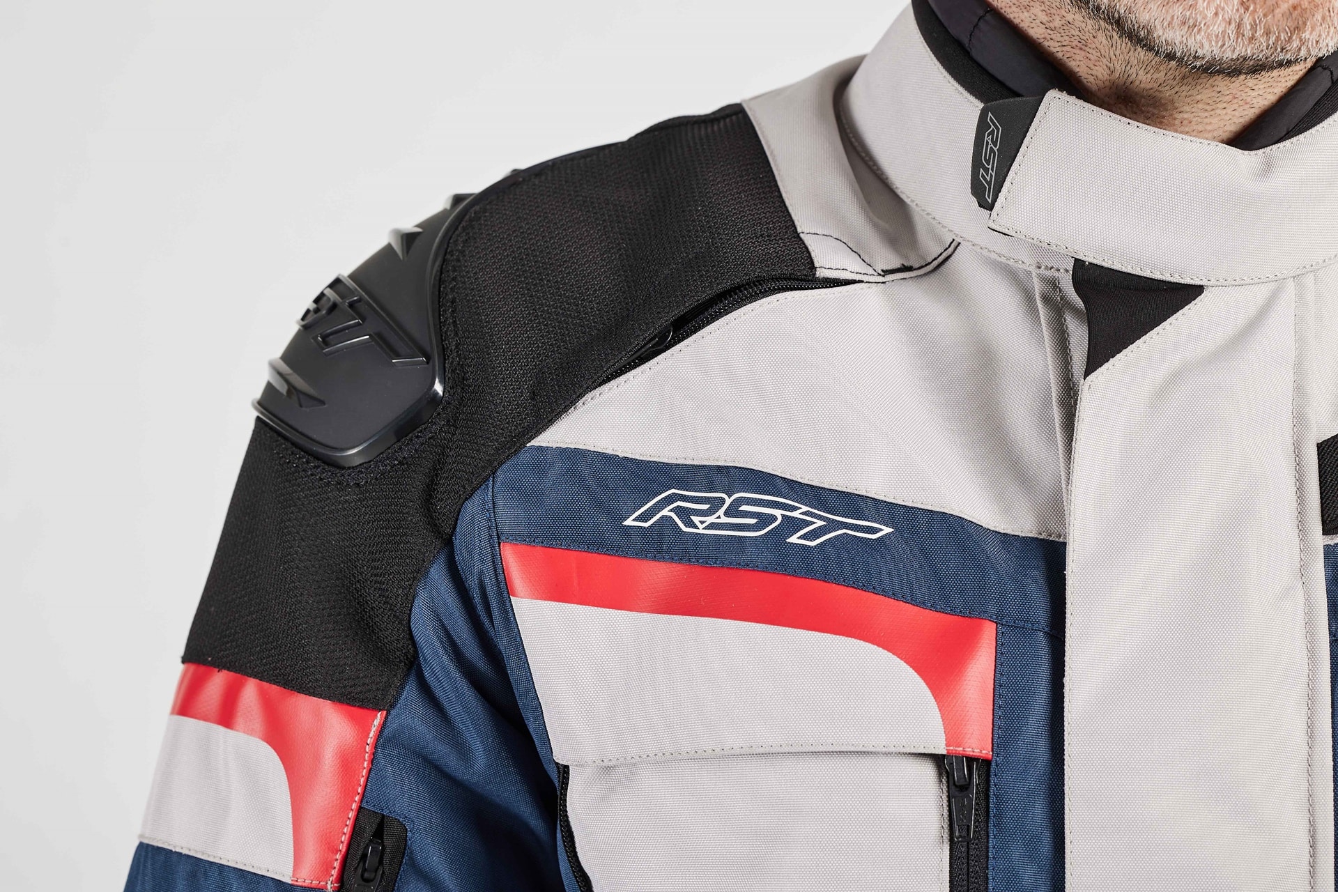 RST nos ofrece su colección de equipamiento 2025 para pilotar con absoluta confianza y seguridad