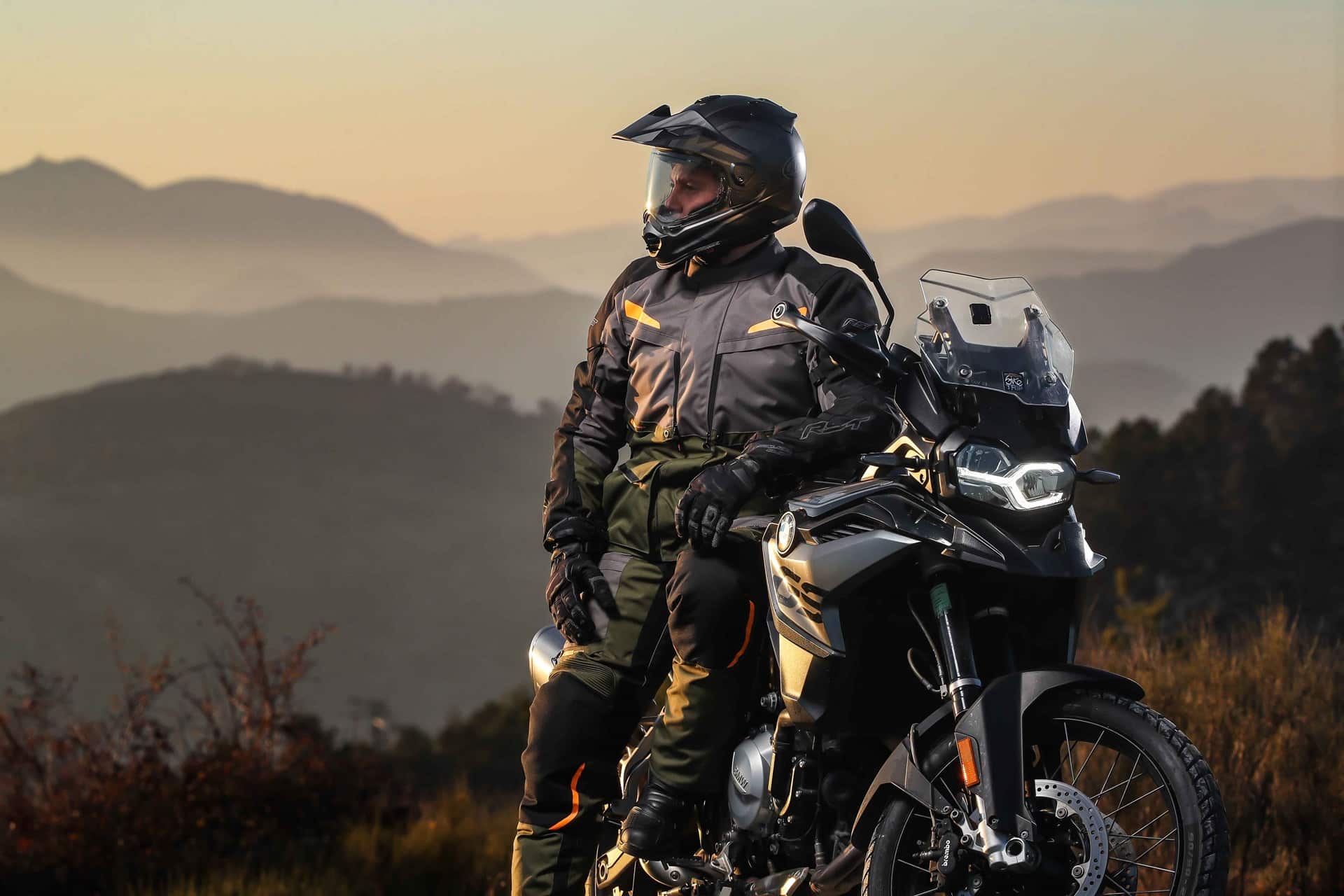 RST nos ofrece su colección de equipamiento 2025 para pilotar con absoluta confianza y seguridad