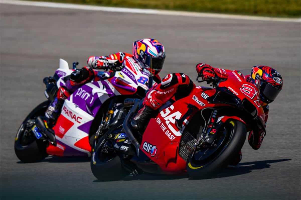 Compitiendo tuvo que vérselas con la KTM RC16 pintada de rojo