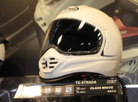 Arai presenta el nuevo TX-Strada, el casco integral de imagen neo retro inspirado en el actual Tour-Cross V
