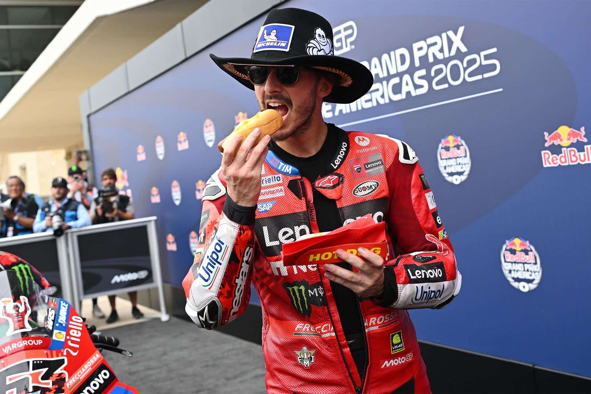 Bagnaia celebró la victoria con un perrito caliente