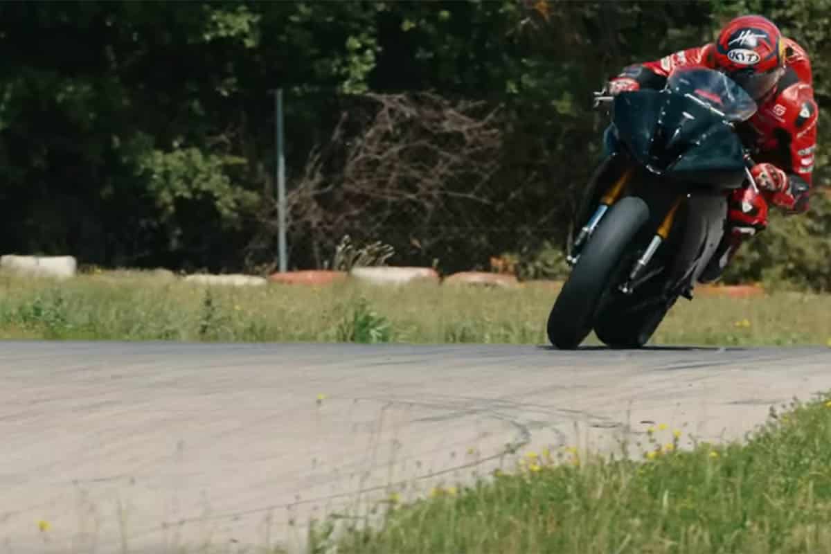 Sacar todo el partido a una R6 no es fácil y hacerlo en un sitio tan estrecho como un karting lo es menos