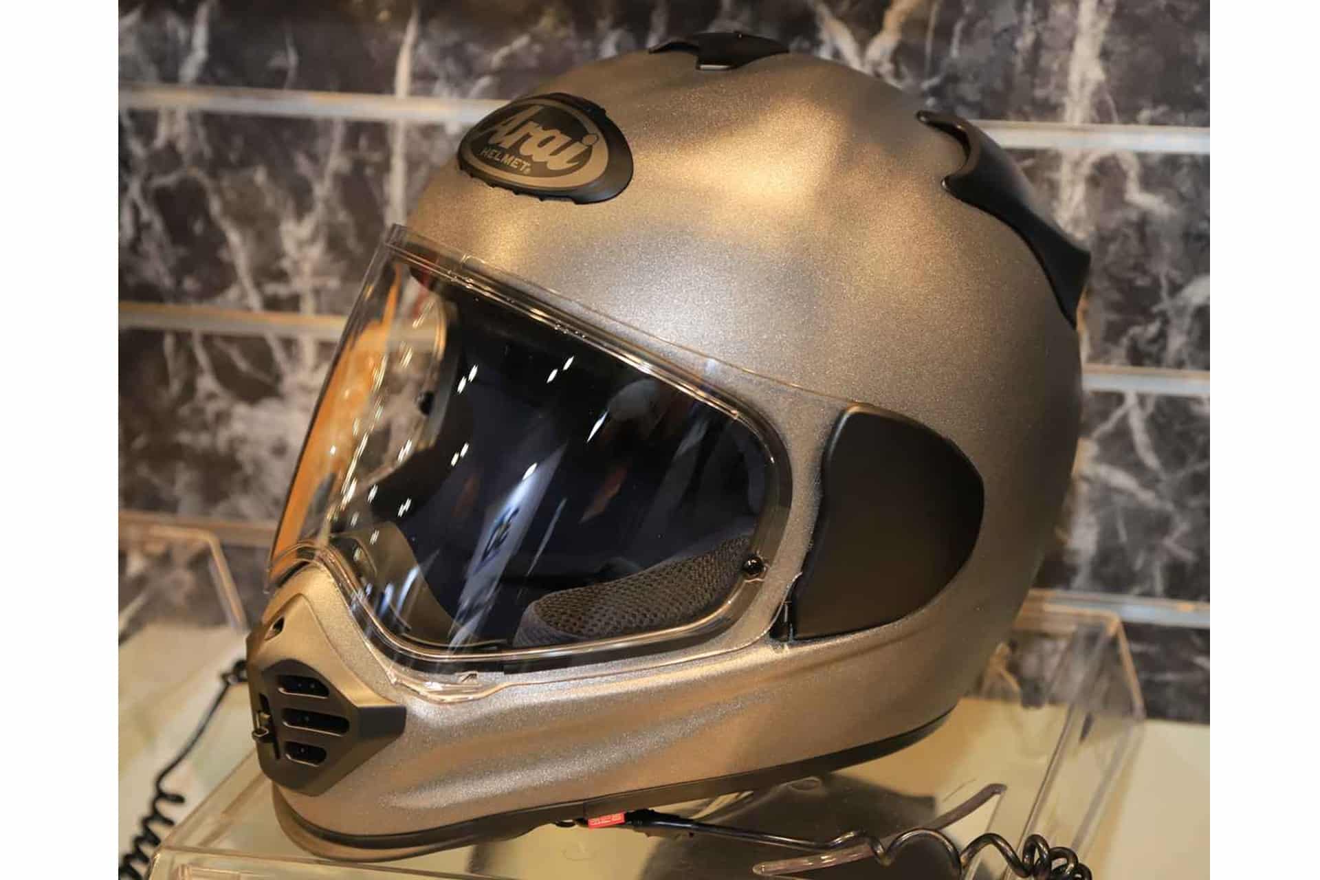 Arai presenta el nuevo TX-Strada, el casco integral de imagen neo retro inspirado en el actual Tour-Cross V