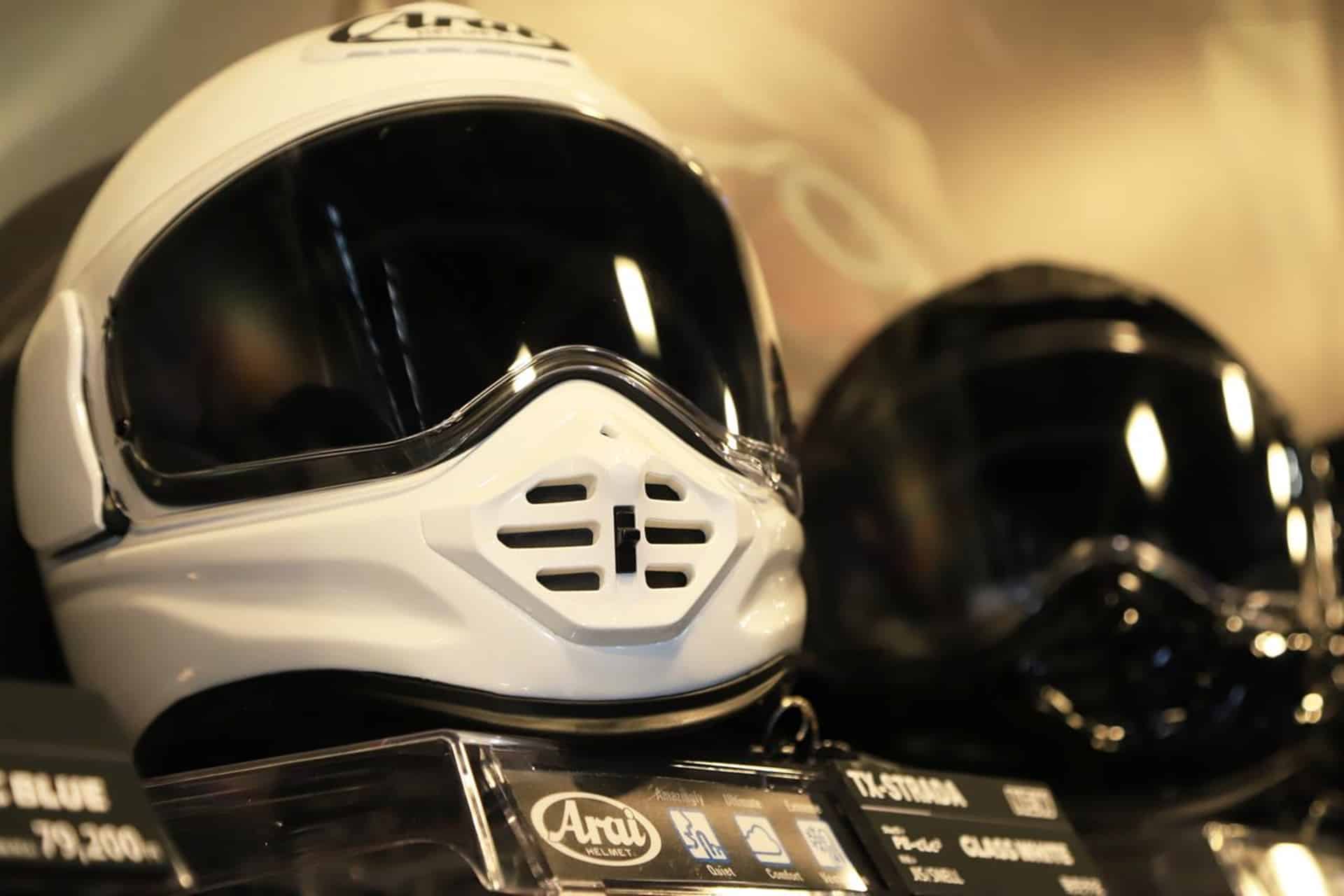 Arai presenta el nuevo TX-Strada, el casco integral de imagen neo retro inspirado en el actual Tour-Cross V