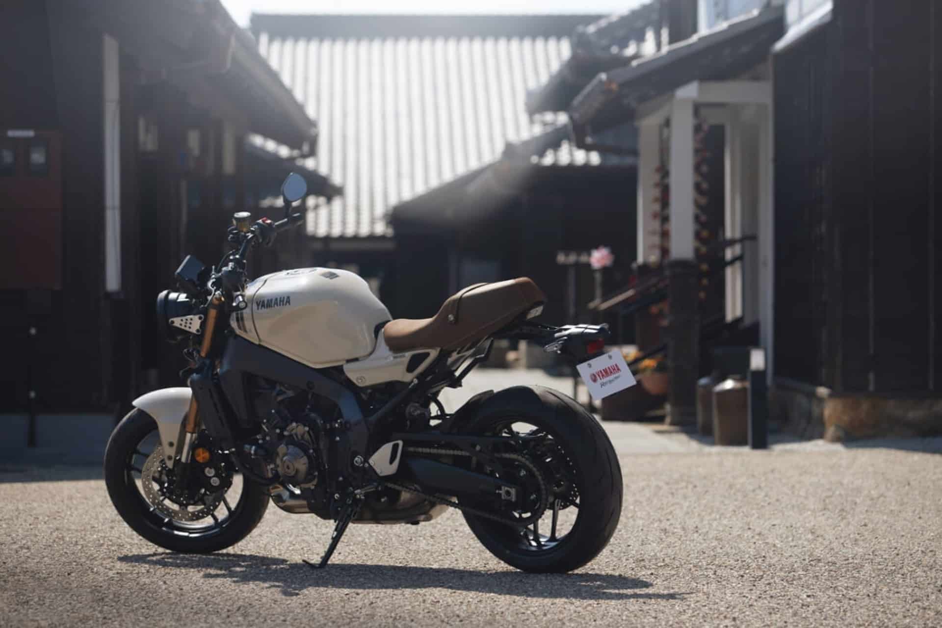 La Yamaha XSR900 realza su estilo con el nuevo esquema de color "Ceramic Ivory White"