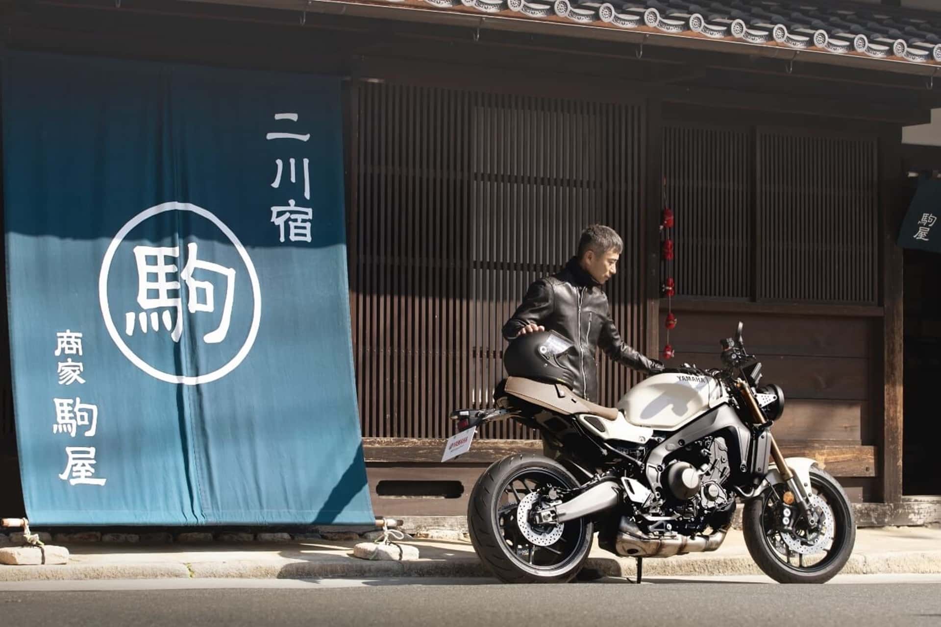 La Yamaha XSR900 realza su estilo con el nuevo esquema de color "Ceramic Ivory White"