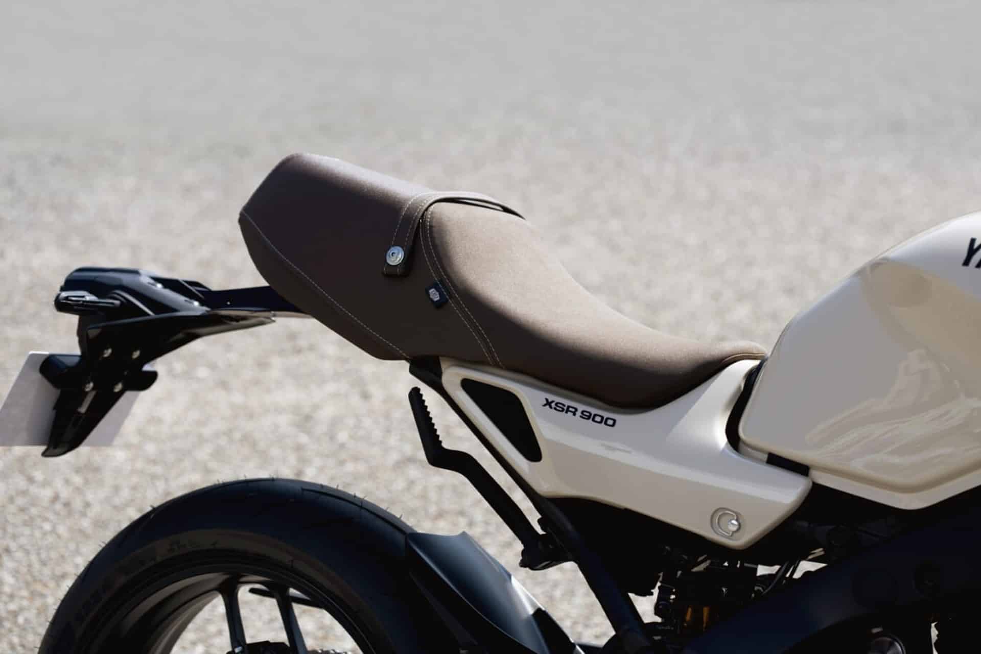 La Yamaha XSR900 realza su estilo con el nuevo esquema de color "Ceramic Ivory White"