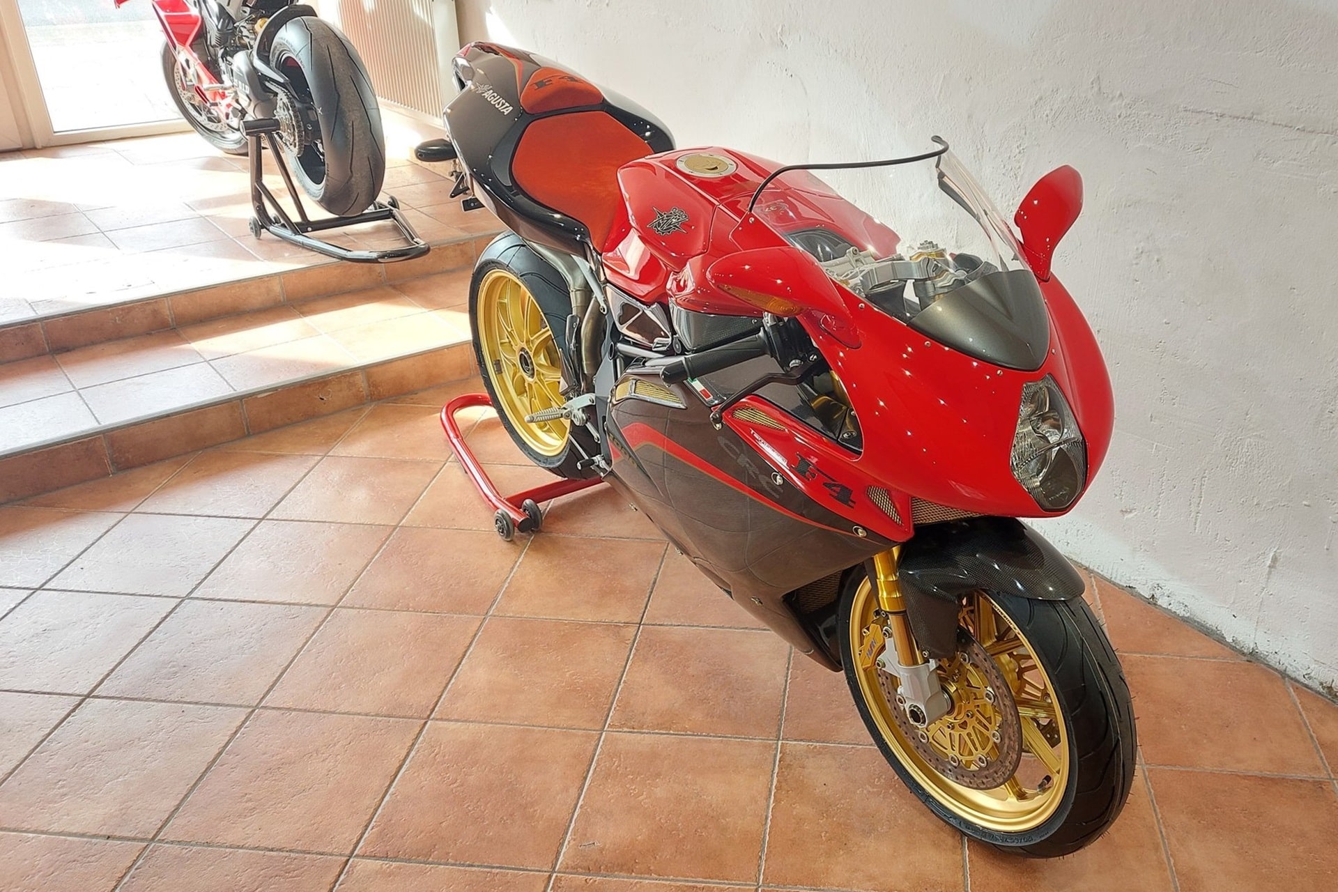 Si no puedes hacerte con una F4 1000 Tamburini tienes otra opción: Pedir que te fabriquen una réplica a medida