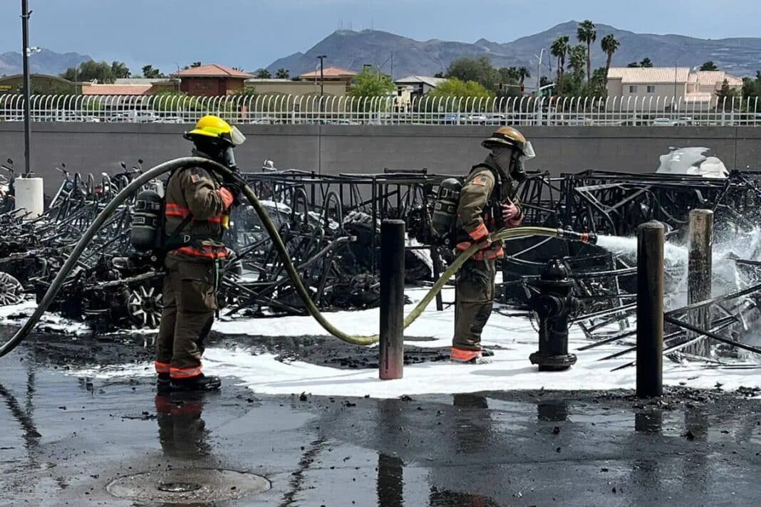 Un incendio arrasa un concesionario oficial RideNow Powersports en Las Vegas