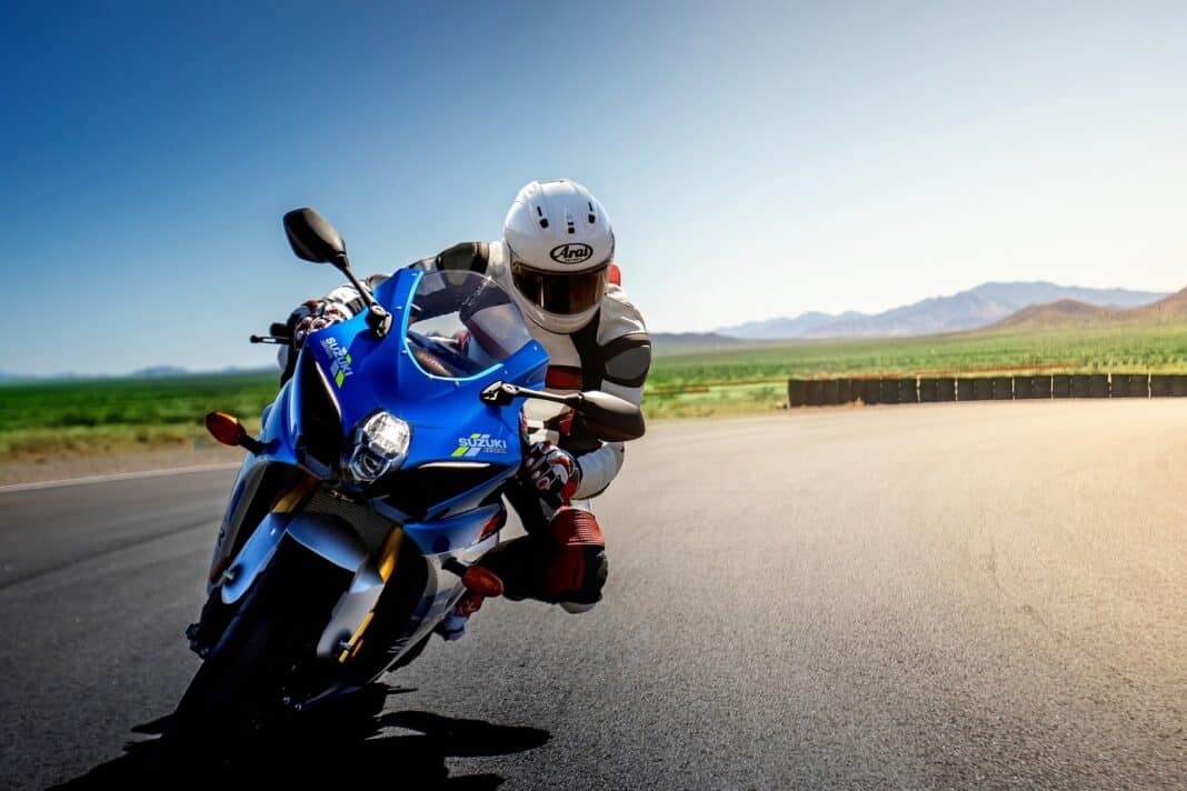 Arai RX-7V EVO Racing FIM 2: Marcando la diferencia dentro y fuera del circuito
