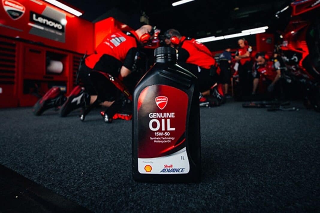 Ducati Genuine Oil Powered by Shell Advance: El primer lubricante de la historia con una fórmula específica para los motores de Borgo Panigale