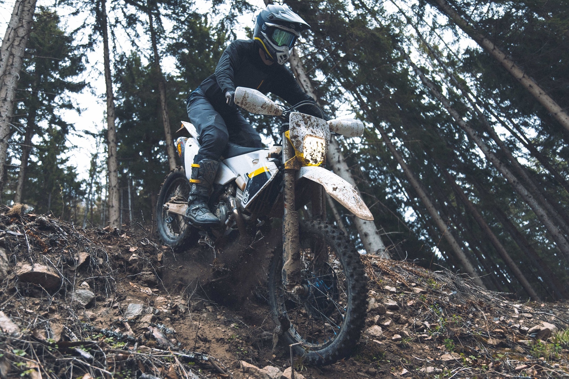 KTM y Husqvarna confirman sus packs de asistencia para clientes en los 6 DÍAS internacionales de enduro 2025