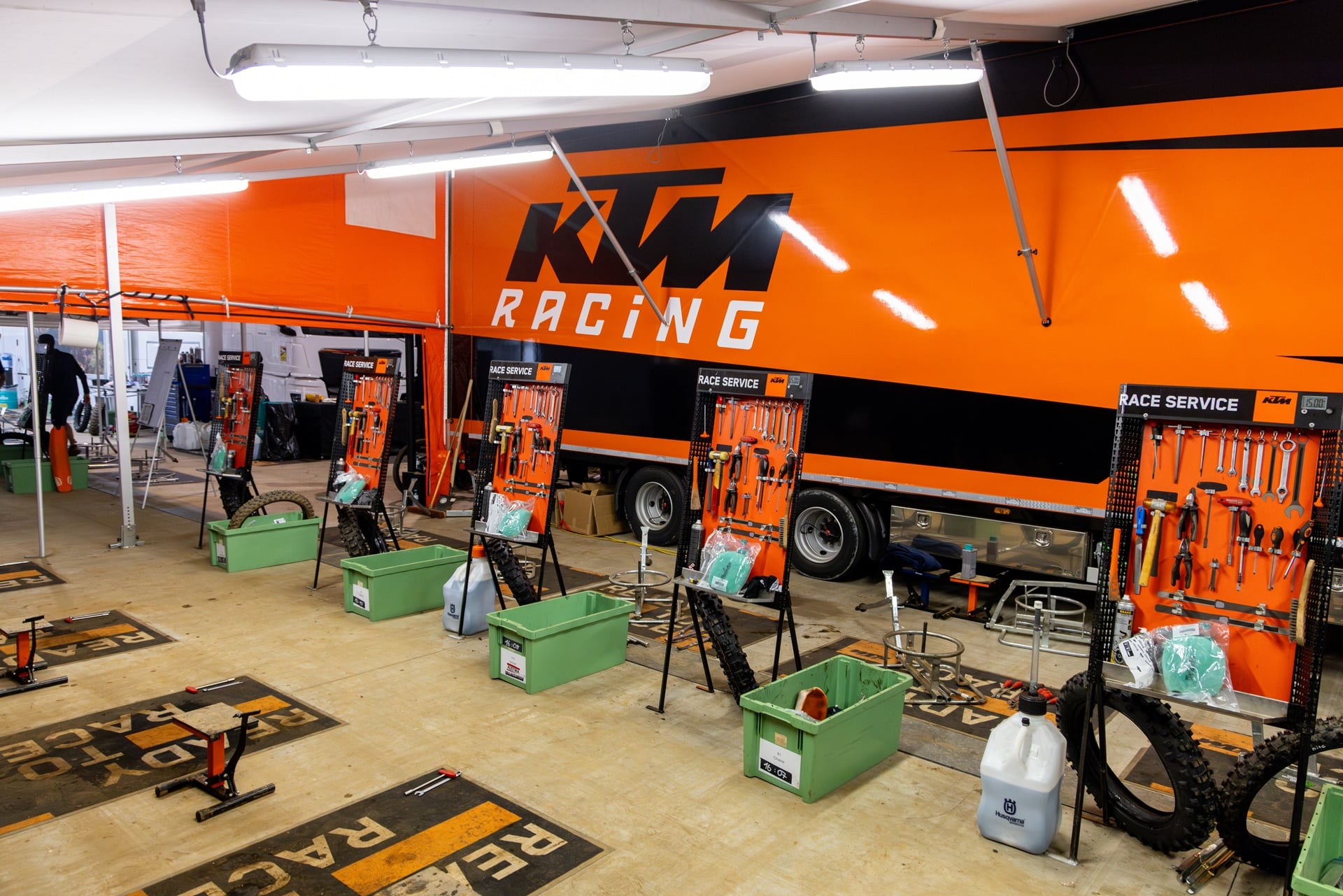 KTM y Husqvarna confirman sus packs de asistencia para clientes en los 6 DÍAS internacionales de enduro 2025